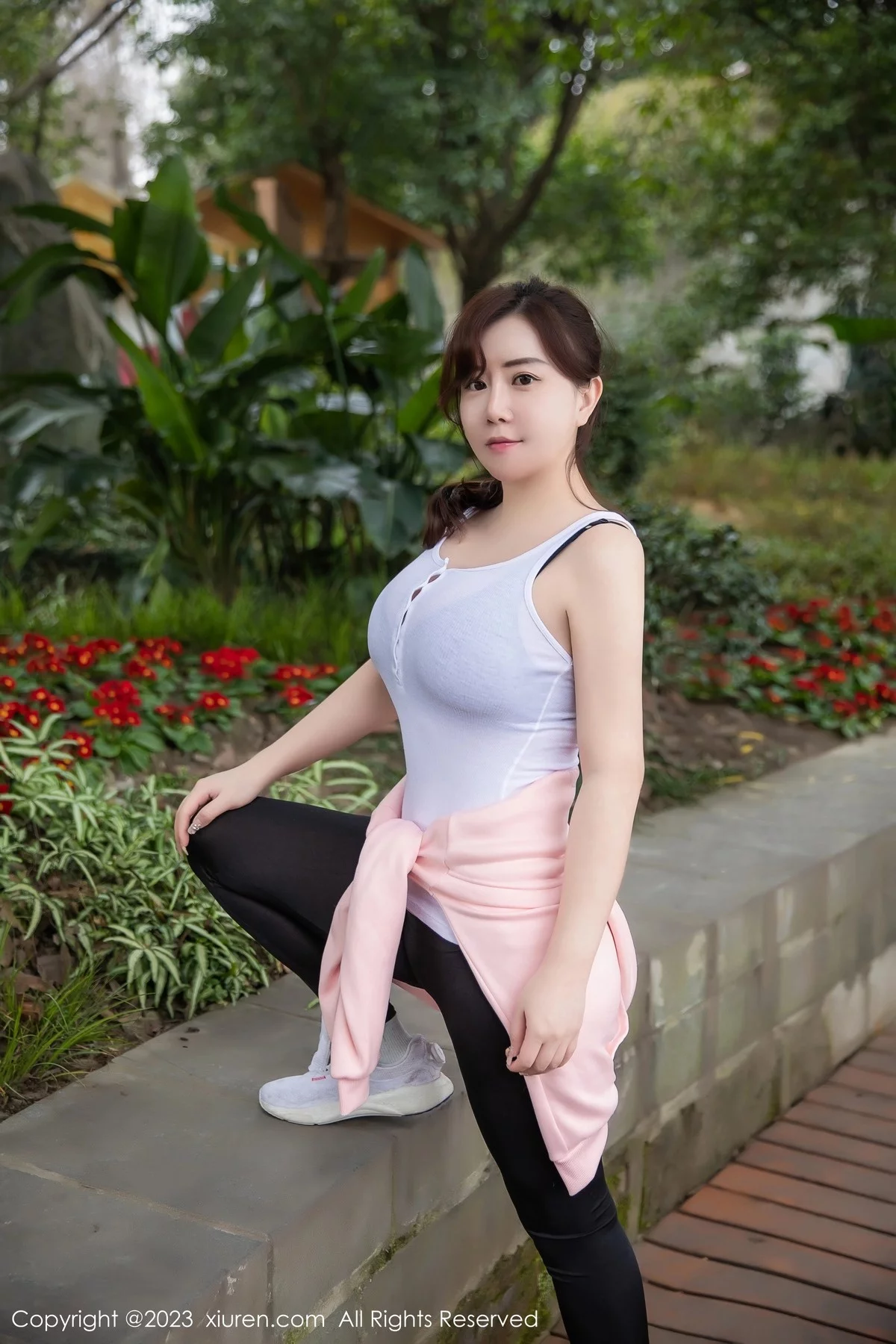 XiuRen第6386期_模特王婉悠Queen性感紧身运动服半脱秀丰满身材惹火诱惑写真52P