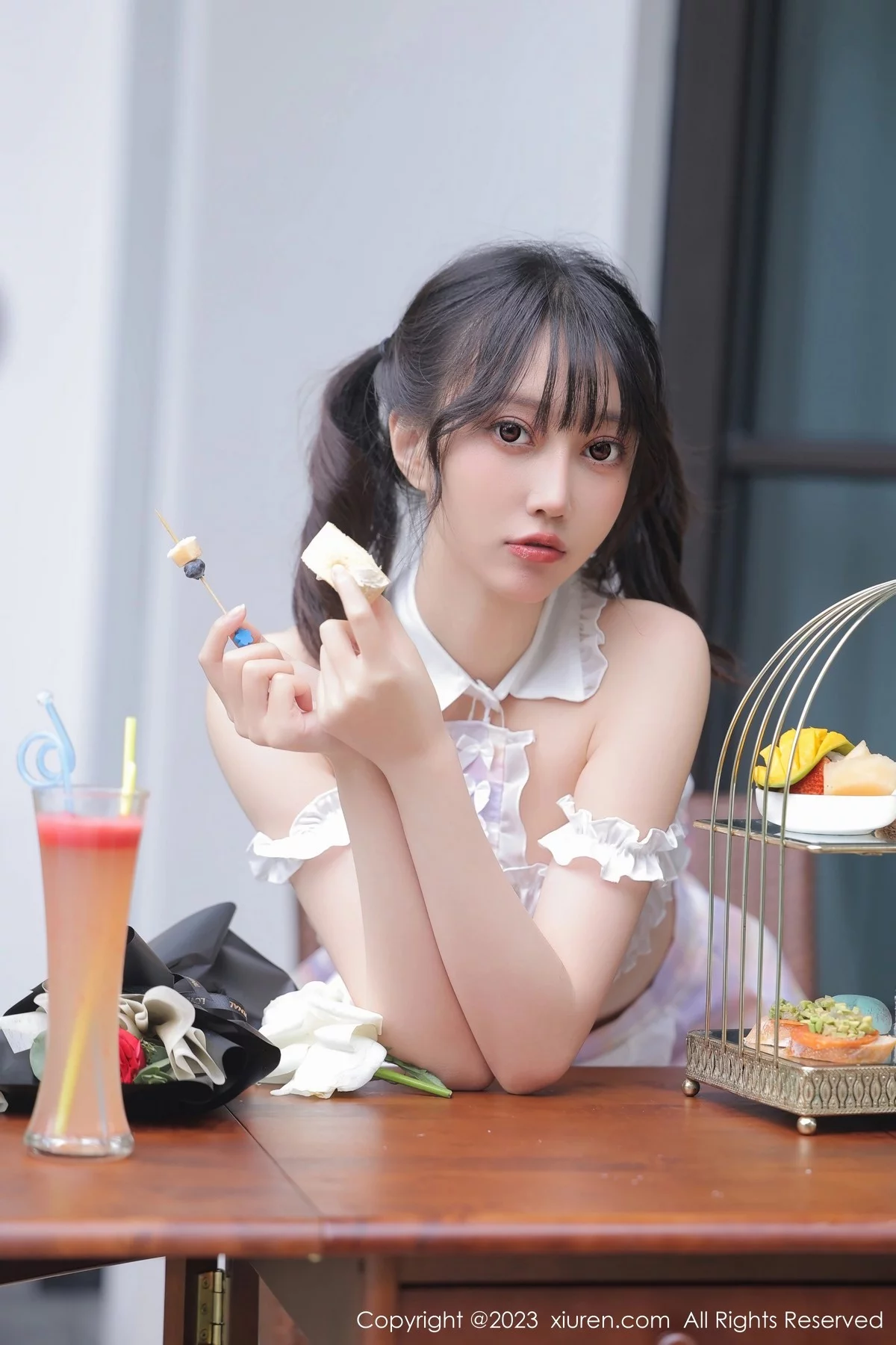 XiuRen第6392期_模特玥儿玥er万宁旅拍脱性感格子短裙露粉色内裤迷人诱惑写真52P