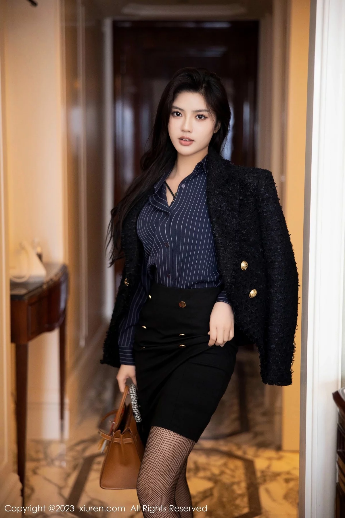 XiuRen第6391期_模特浅浅Danny半脱深蓝色条纹T恤露黑色蕾丝内衣完美诱惑写真80P