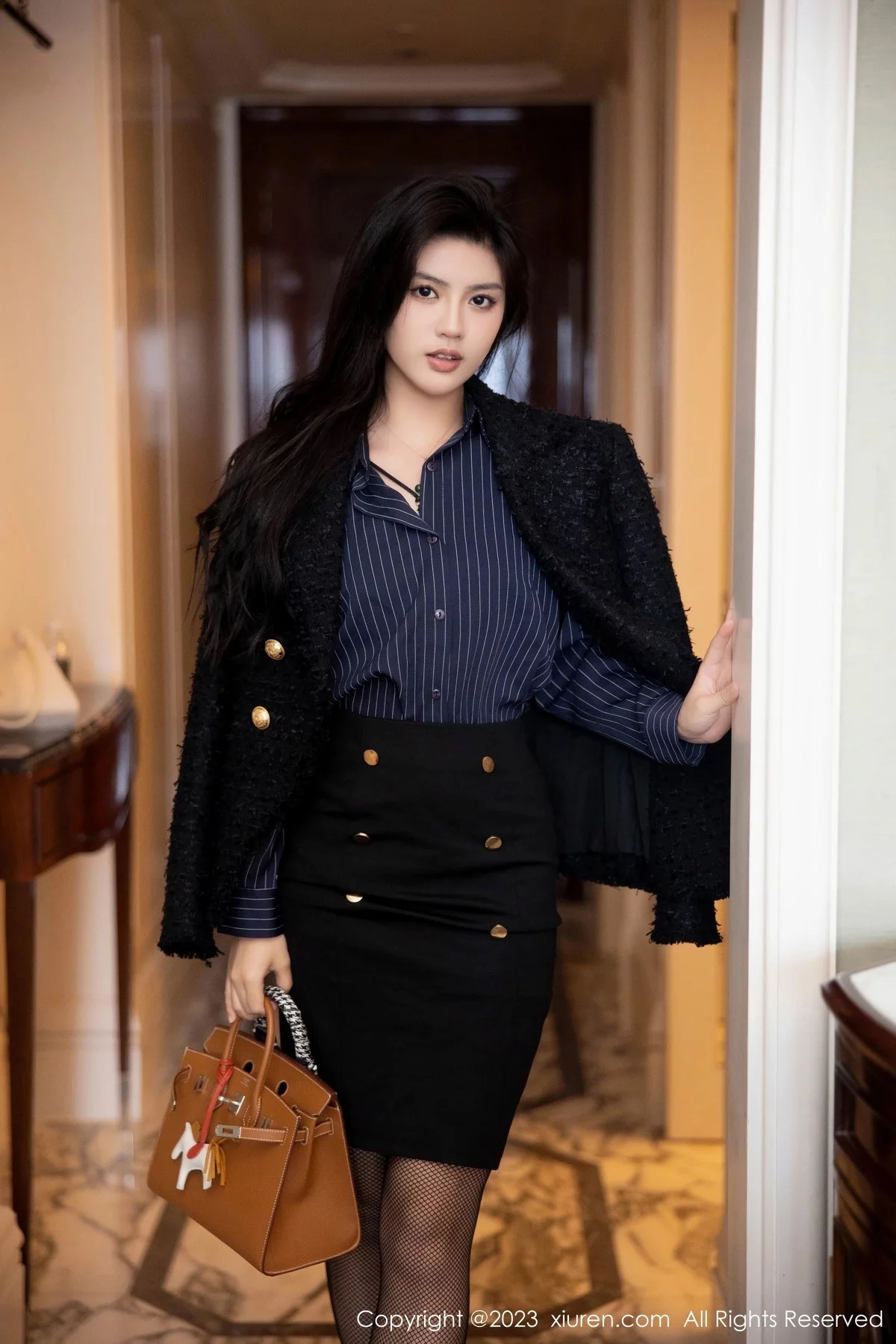 XiuRen第6391期_模特浅浅Danny半脱深蓝色条纹T恤露黑色蕾丝内衣完美诱惑写真80P
