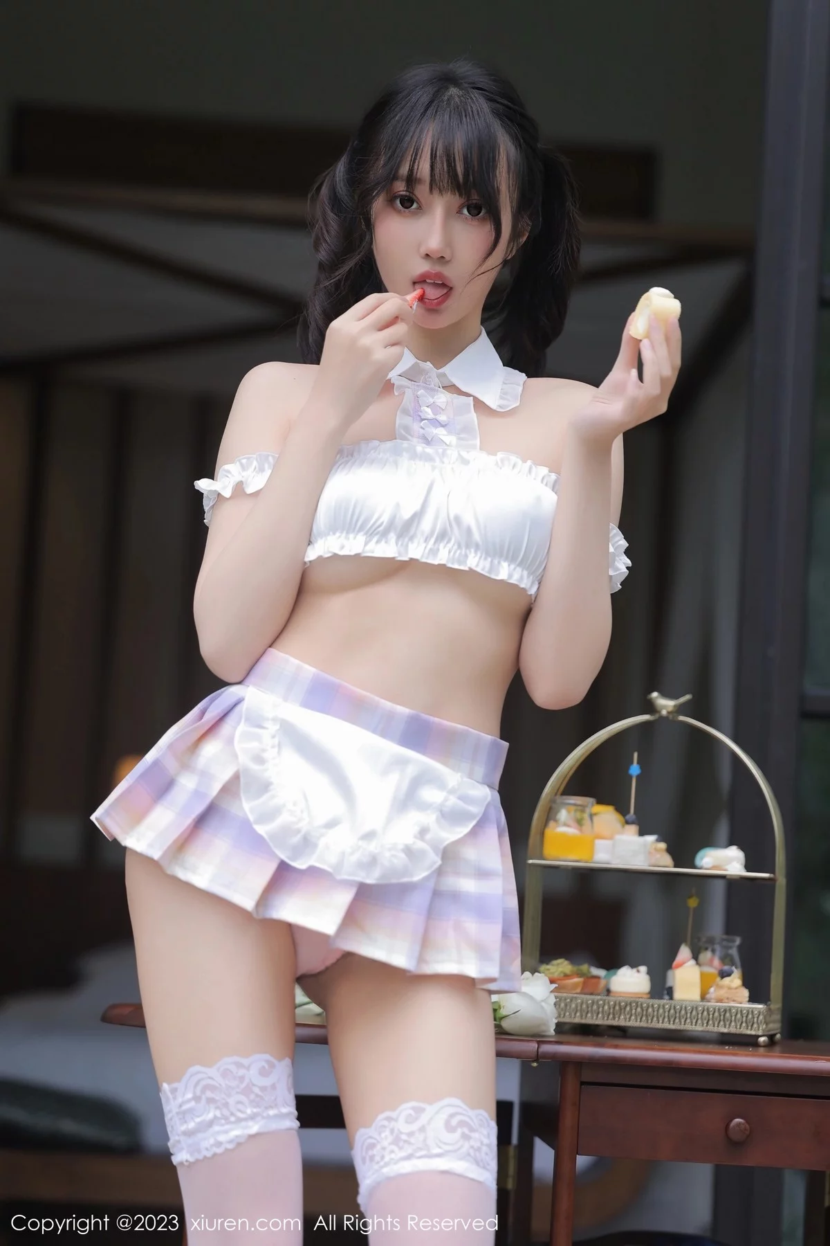 XiuRen第6392期_模特玥儿玥er万宁旅拍脱性感格子短裙露粉色内裤迷人诱惑写真52P