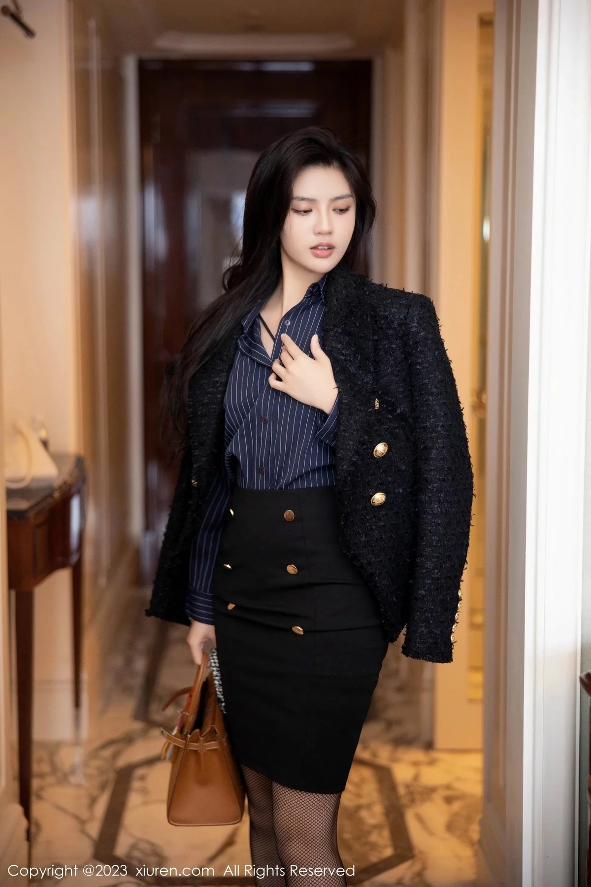 XiuRen第6391期_模特浅浅Danny半脱深蓝色条纹T恤露黑色蕾丝内衣完美诱惑写真80P