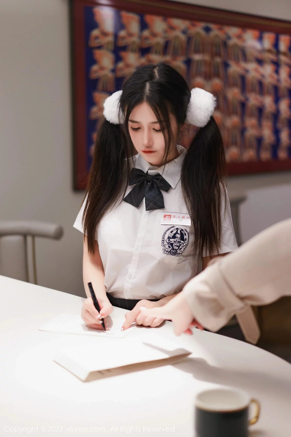 XiuRen第6397期_模特laura阿姣泰国旅拍白色上衣配黑短裙露蕾丝边内衣诱惑写真81P