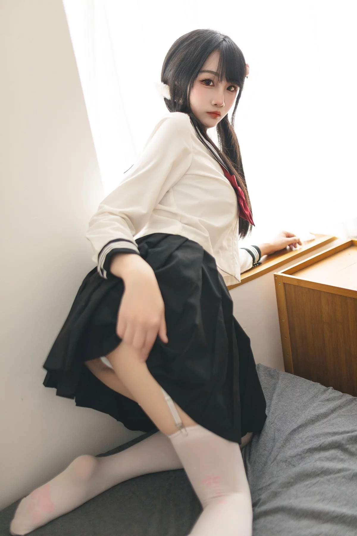 微博妹子嗷呜酱水手服主题双马尾辫妹子性感制服配白丝吊袜秀美腿迷人写真48P