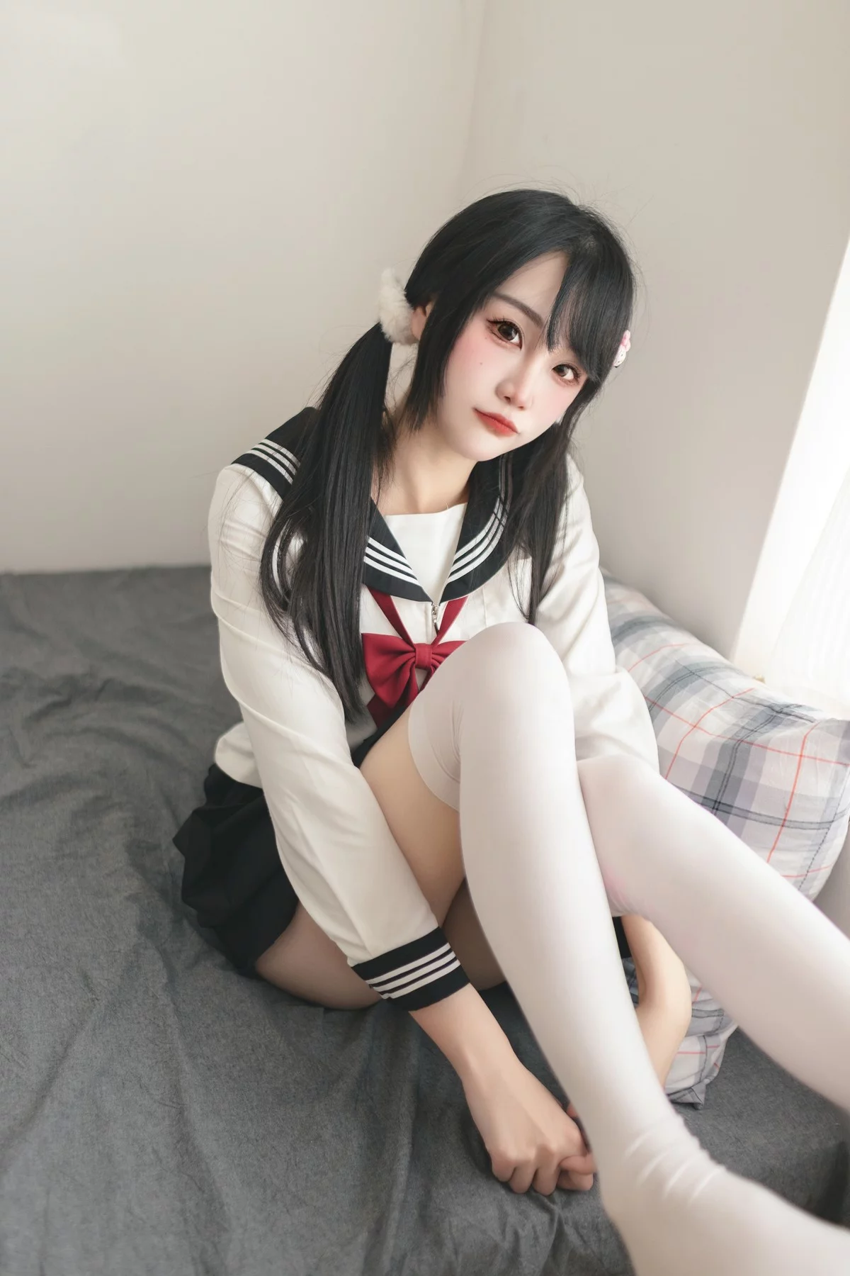 微博妹子嗷呜酱水手服主题双马尾辫妹子性感制服配白丝吊袜秀美腿迷人写真48P