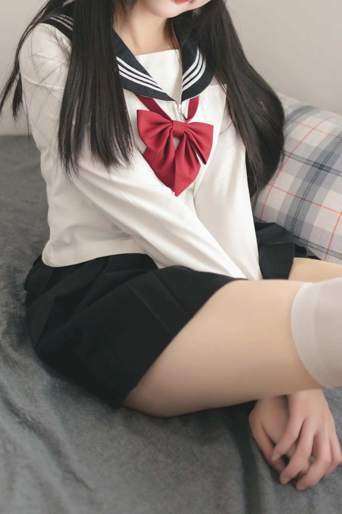 微博妹子嗷呜酱水手服主题双马尾辫妹子性感制服配白丝吊袜秀美腿迷人写真48P
