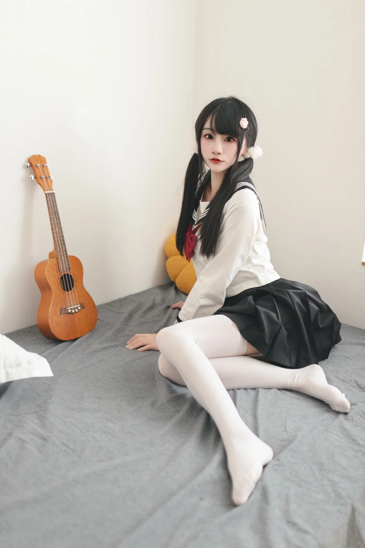 微博妹子嗷呜酱水手服主题双马尾辫妹子性感制服配白丝吊袜秀美腿迷人写真48P