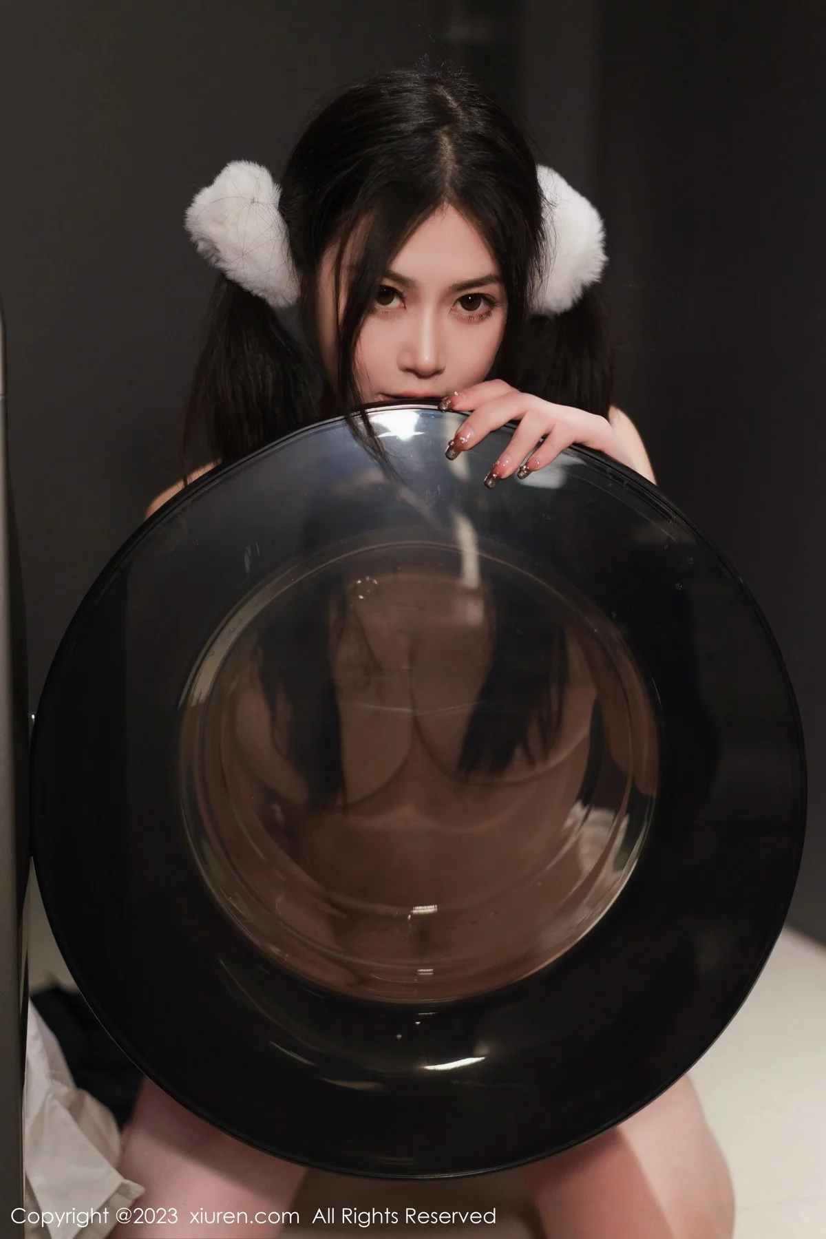 XiuRen第6397期_模特laura阿姣泰国旅拍白色上衣配黑短裙露蕾丝边内衣诱惑写真81P