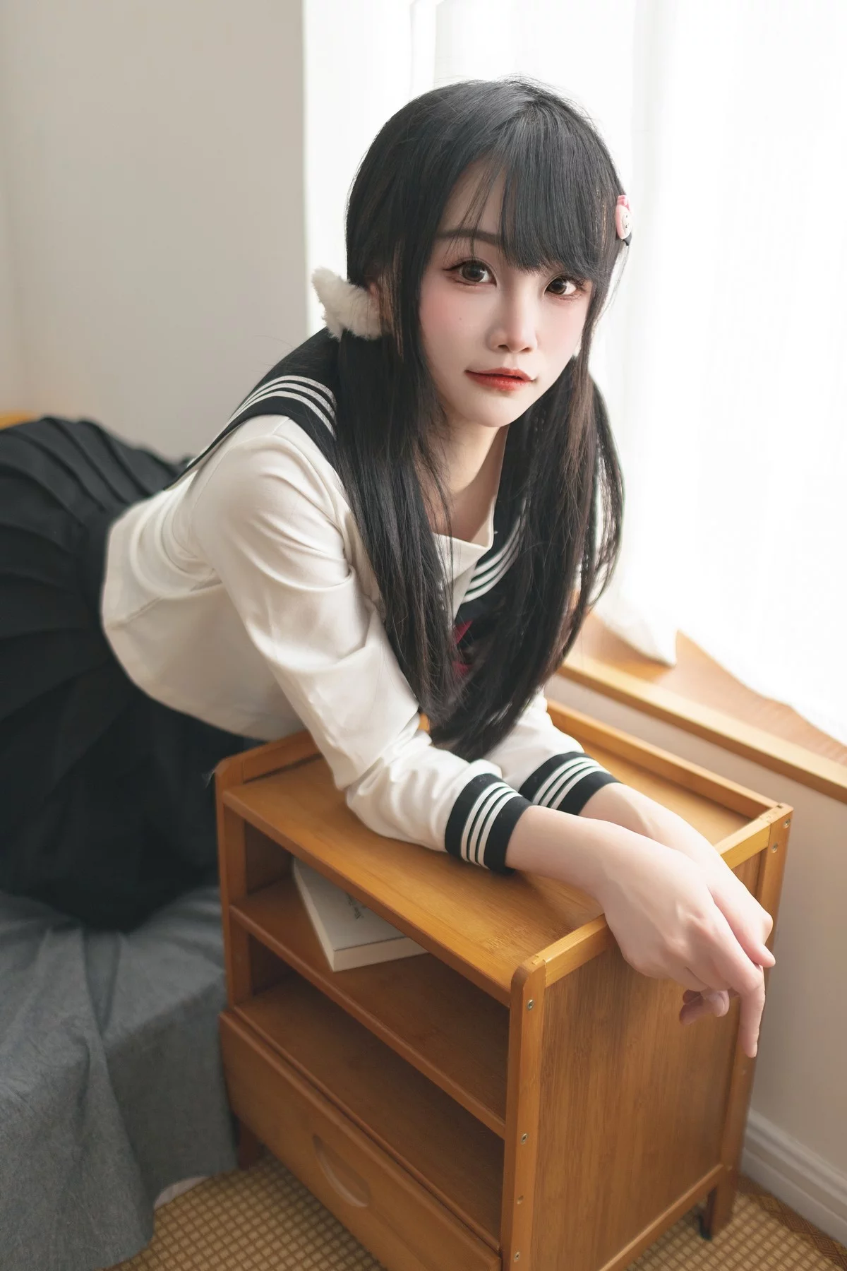 微博妹子嗷呜酱水手服主题双马尾辫妹子性感制服配白丝吊袜秀美腿迷人写真48P