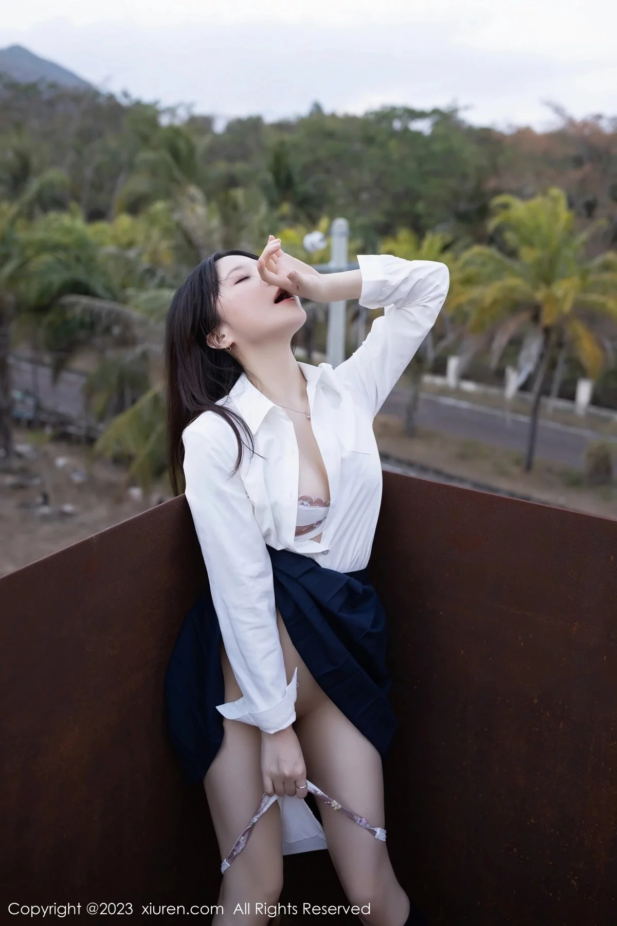 XiuRen第6400期_模特鱼子酱Fish性感学妹装扮白T配深蓝短裙秀曼妙身姿诱惑写真82P