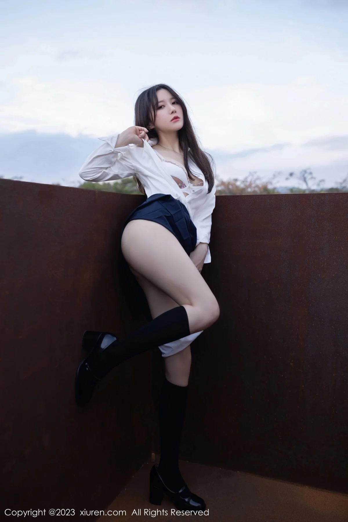 XiuRen第6400期_模特鱼子酱Fish性感学妹装扮白T配深蓝短裙秀曼妙身姿诱惑写真82P