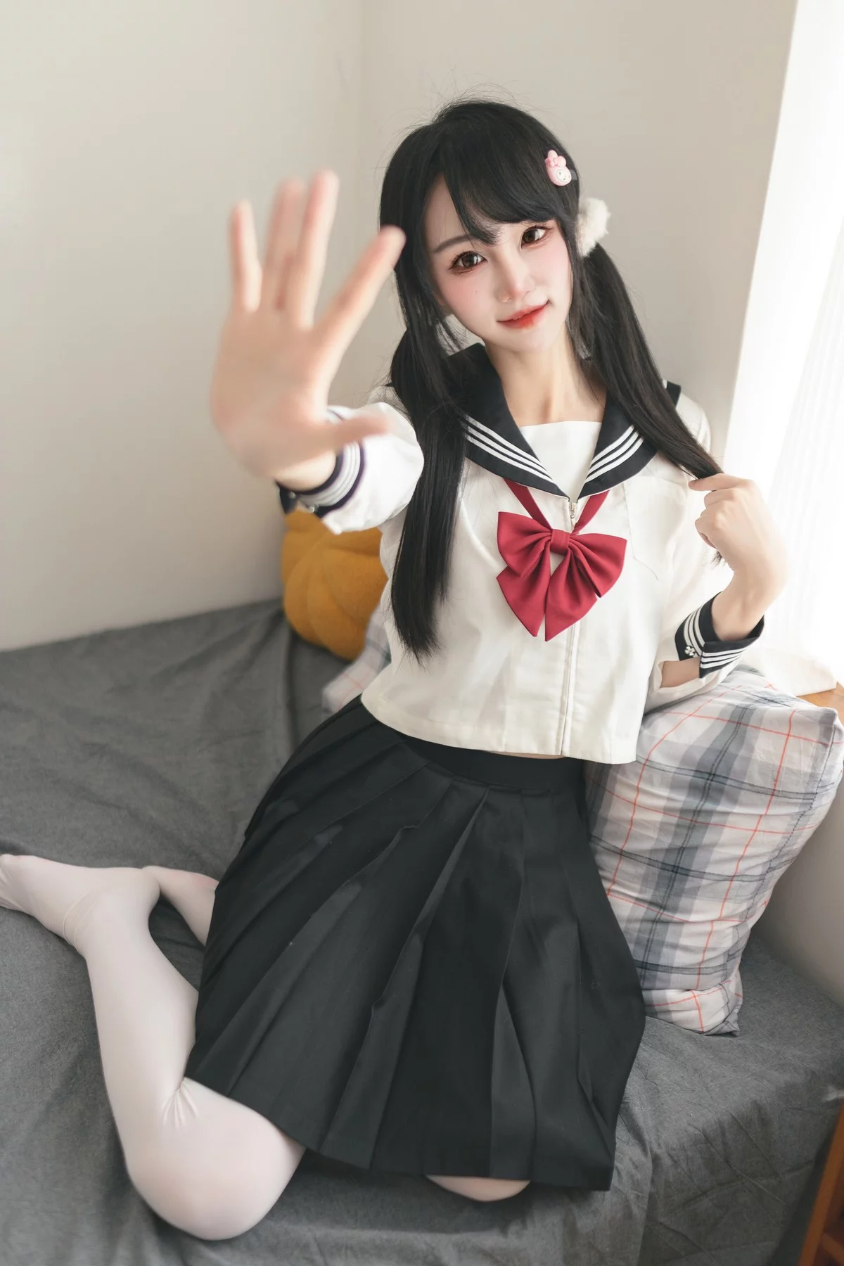 微博妹子嗷呜酱水手服主题双马尾辫妹子性感制服配白丝吊袜秀美腿迷人写真48P