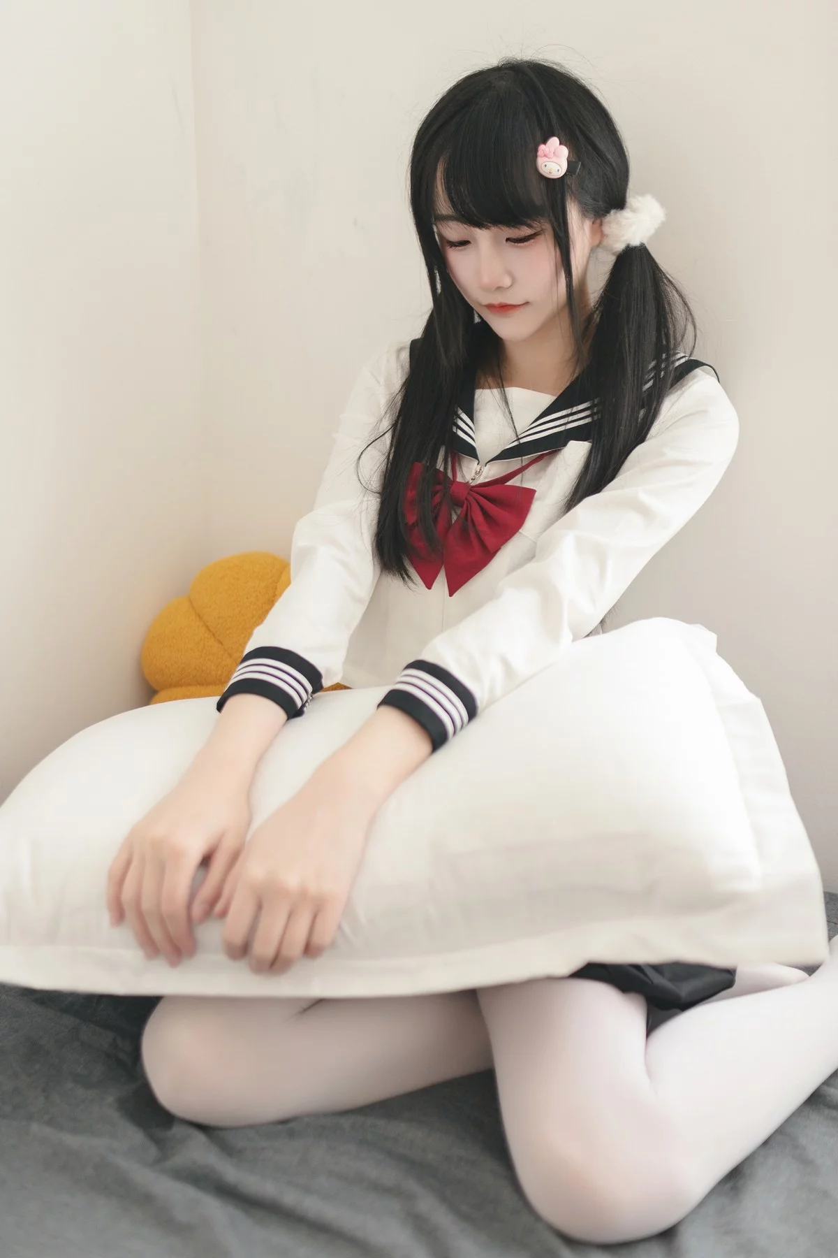 微博妹子嗷呜酱水手服主题双马尾辫妹子性感制服配白丝吊袜秀美腿迷人写真48P