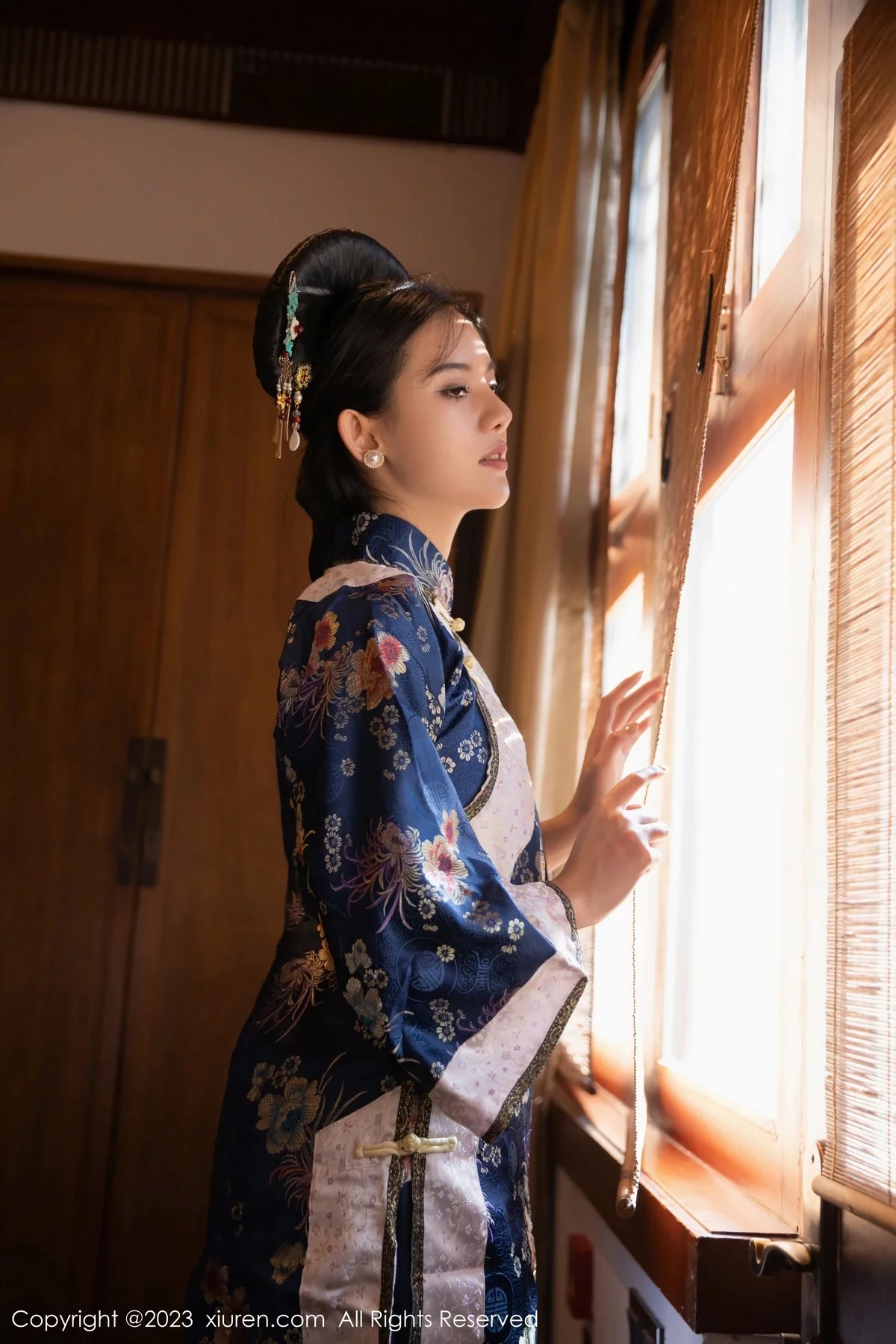 XiuRen第6398期_模特就是阿朱啊脱宫廷古装露蓝色睡衣秀曼妙绝美身姿诱惑写真86P