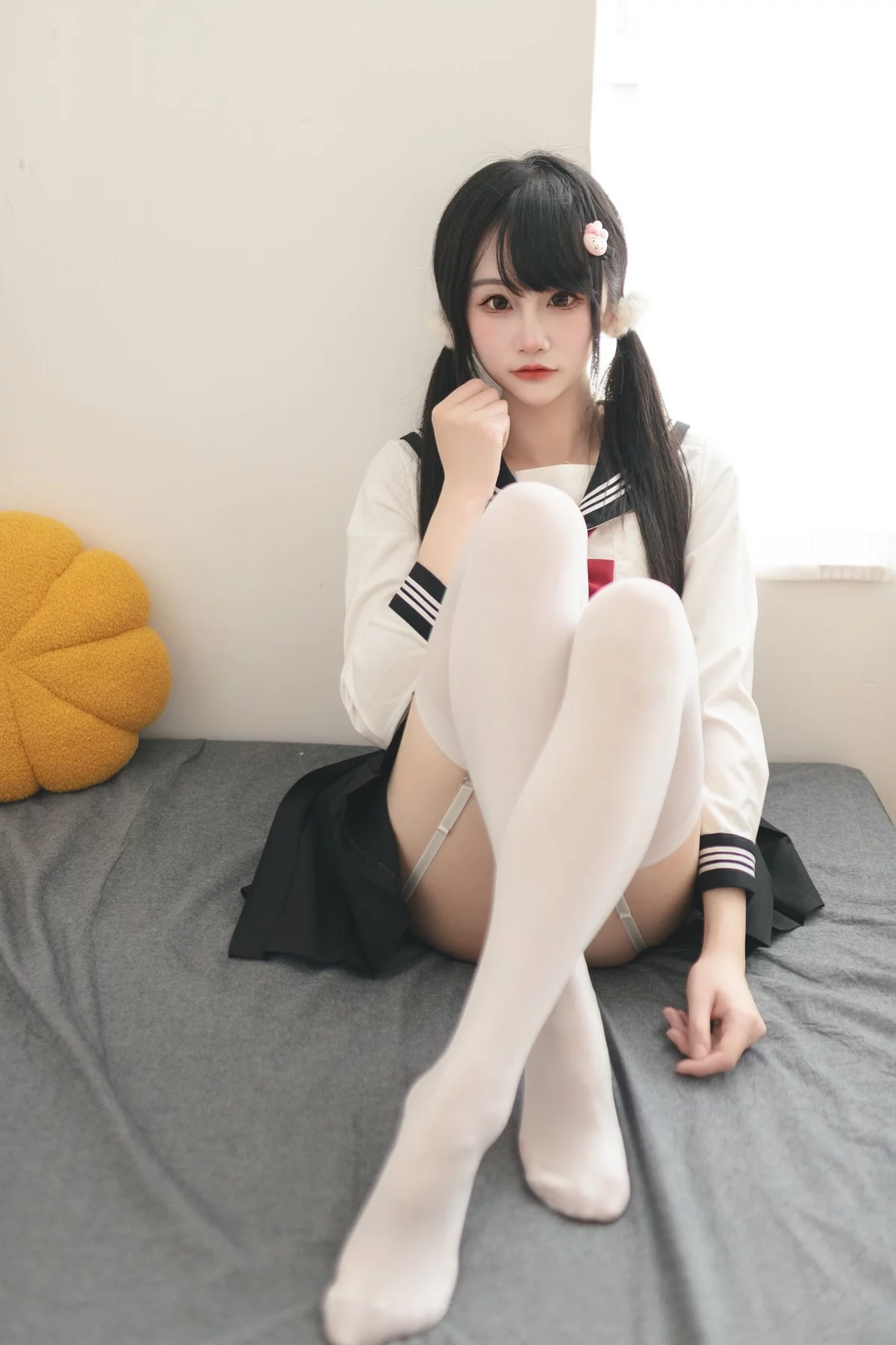 微博妹子嗷呜酱水手服主题双马尾辫妹子性感制服配白丝吊袜秀美腿迷人写真48P