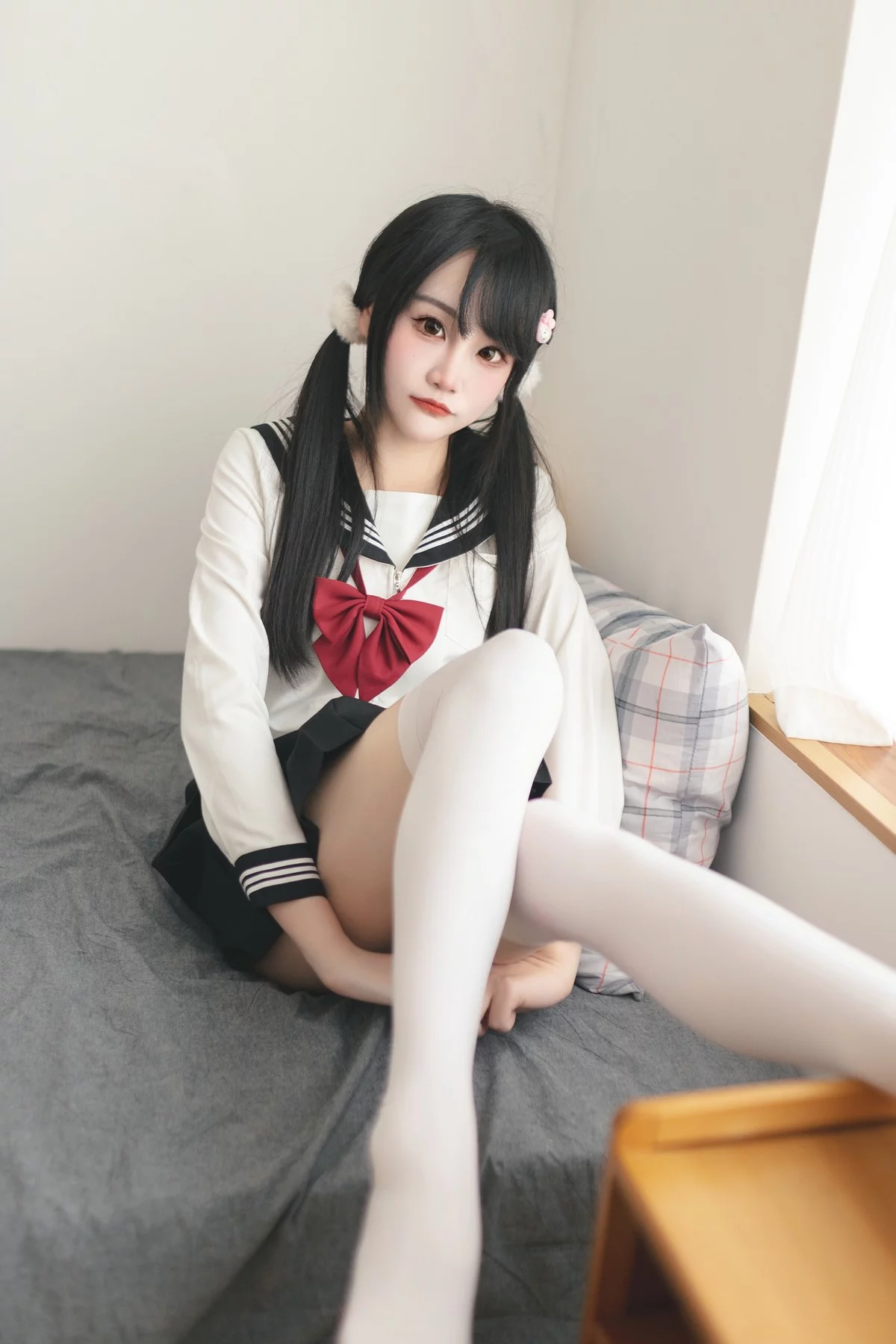微博妹子嗷呜酱水手服主题双马尾辫妹子性感制服配白丝吊袜秀美腿迷人写真48P