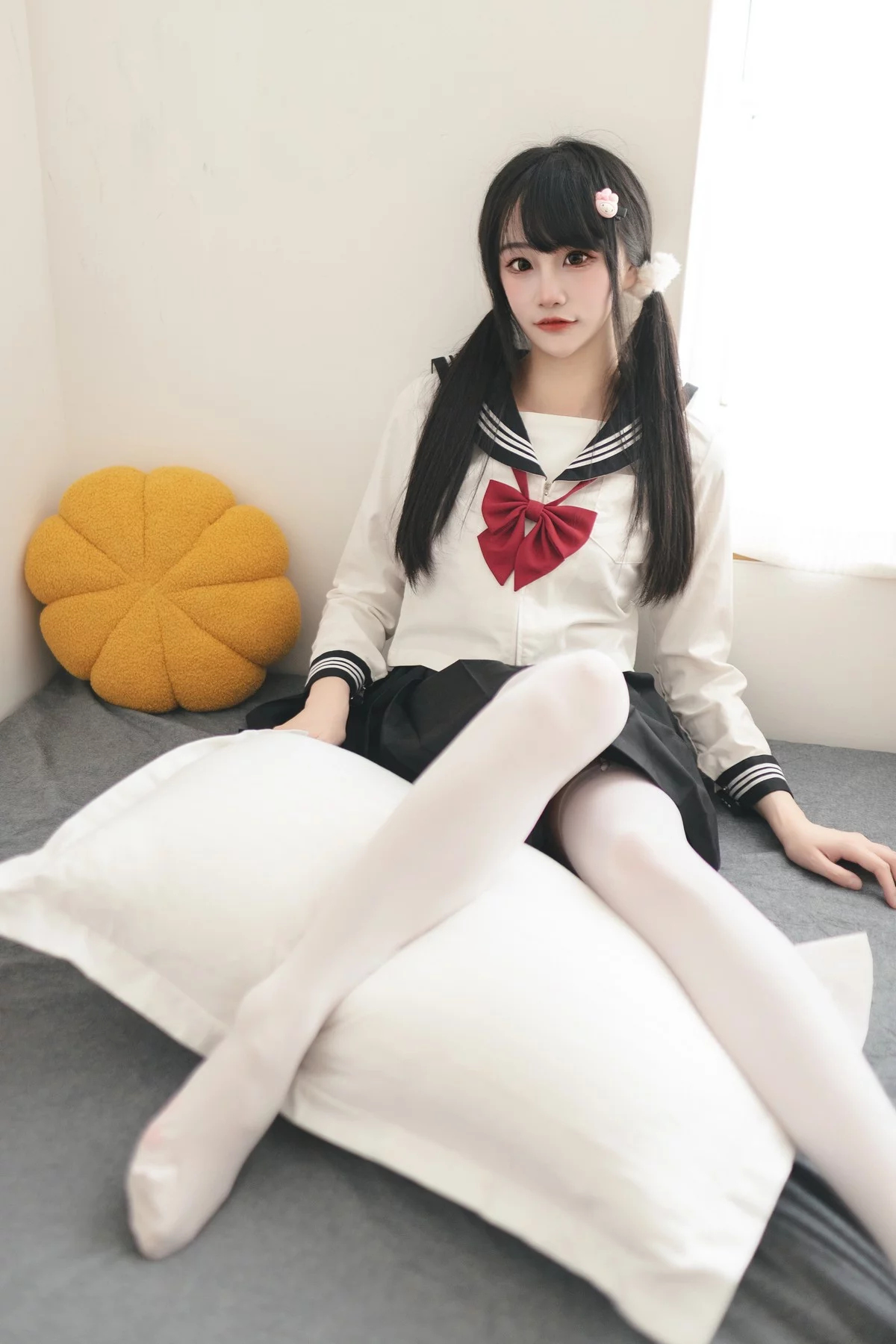 微博妹子嗷呜酱水手服主题双马尾辫妹子性感制服配白丝吊袜秀美腿迷人写真48P