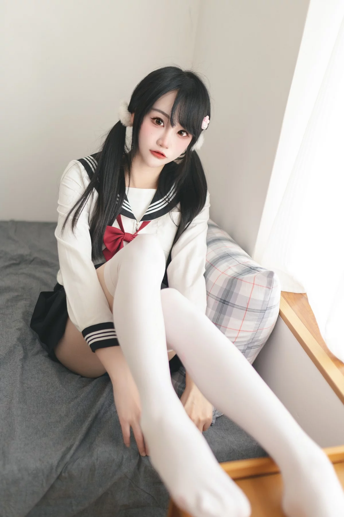 微博妹子嗷呜酱水手服主题双马尾辫妹子性感制服配白丝吊袜秀美腿迷人写真48P