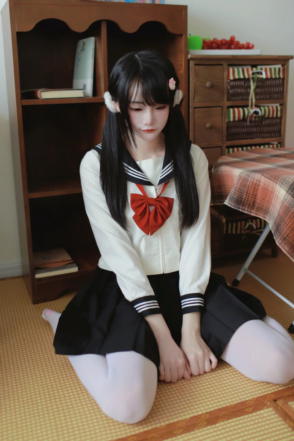 微博妹子嗷呜酱水手服主题双马尾辫妹子性感制服配白丝吊袜秀美腿迷人写真48P