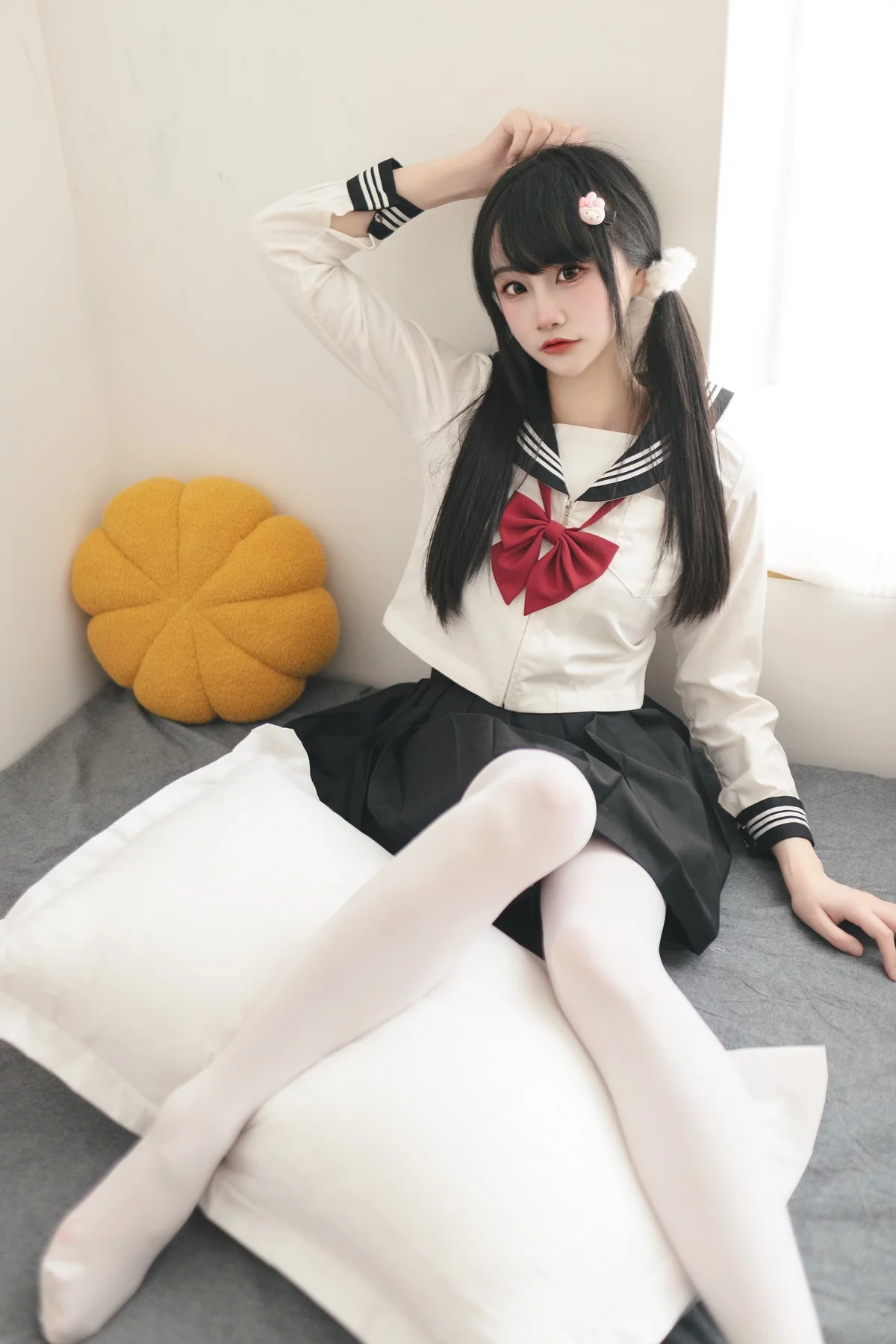 微博妹子嗷呜酱水手服主题双马尾辫妹子性感制服配白丝吊袜秀美腿迷人写真48P