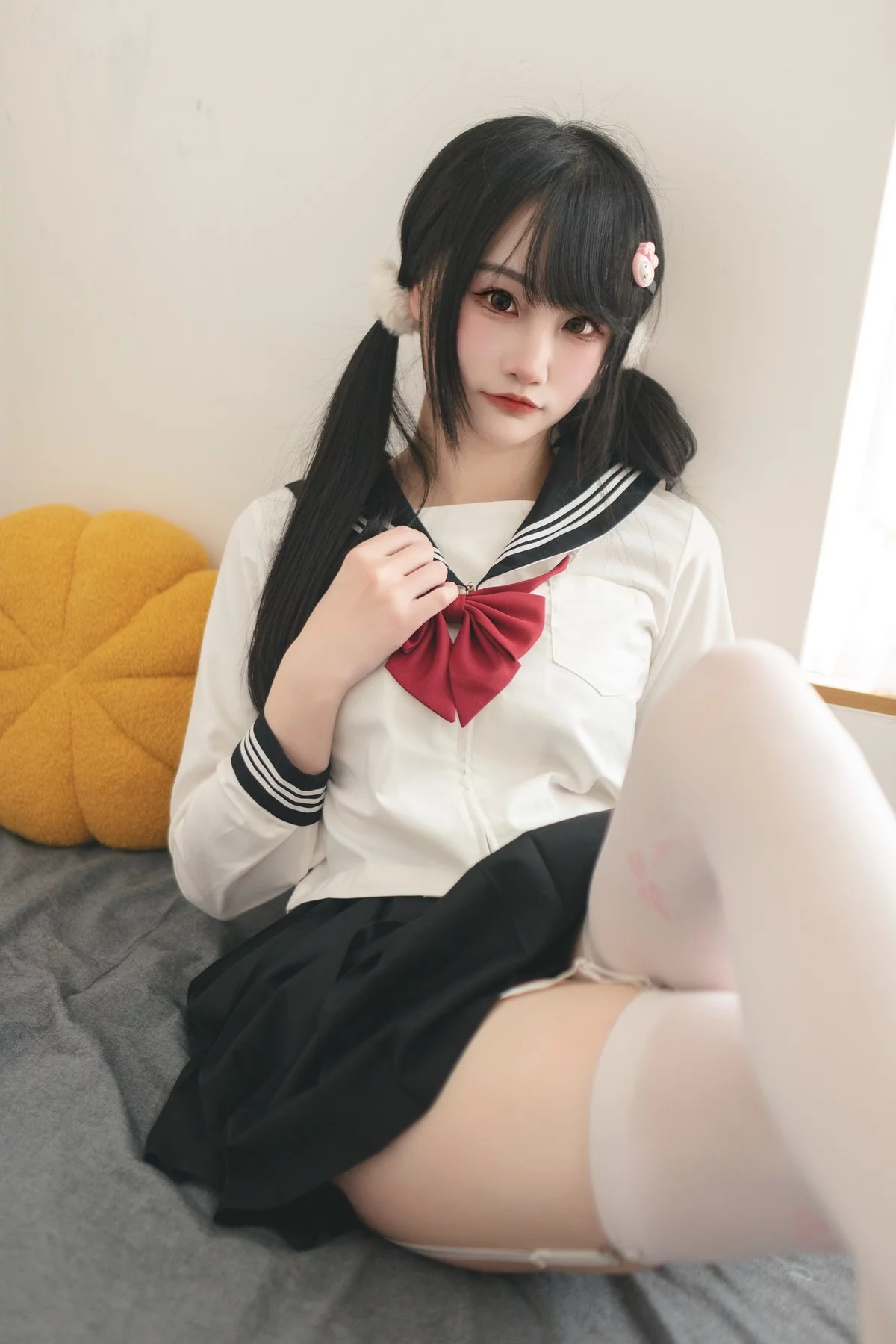 微博妹子嗷呜酱水手服主题双马尾辫妹子性感制服配白丝吊袜秀美腿迷人写真48P