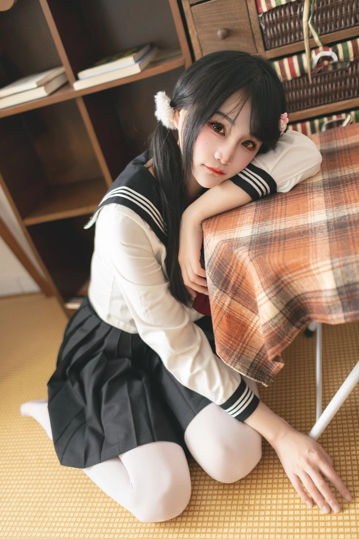 微博妹子嗷呜酱水手服主题双马尾辫妹子性感制服配白丝吊袜秀美腿迷人写真48P