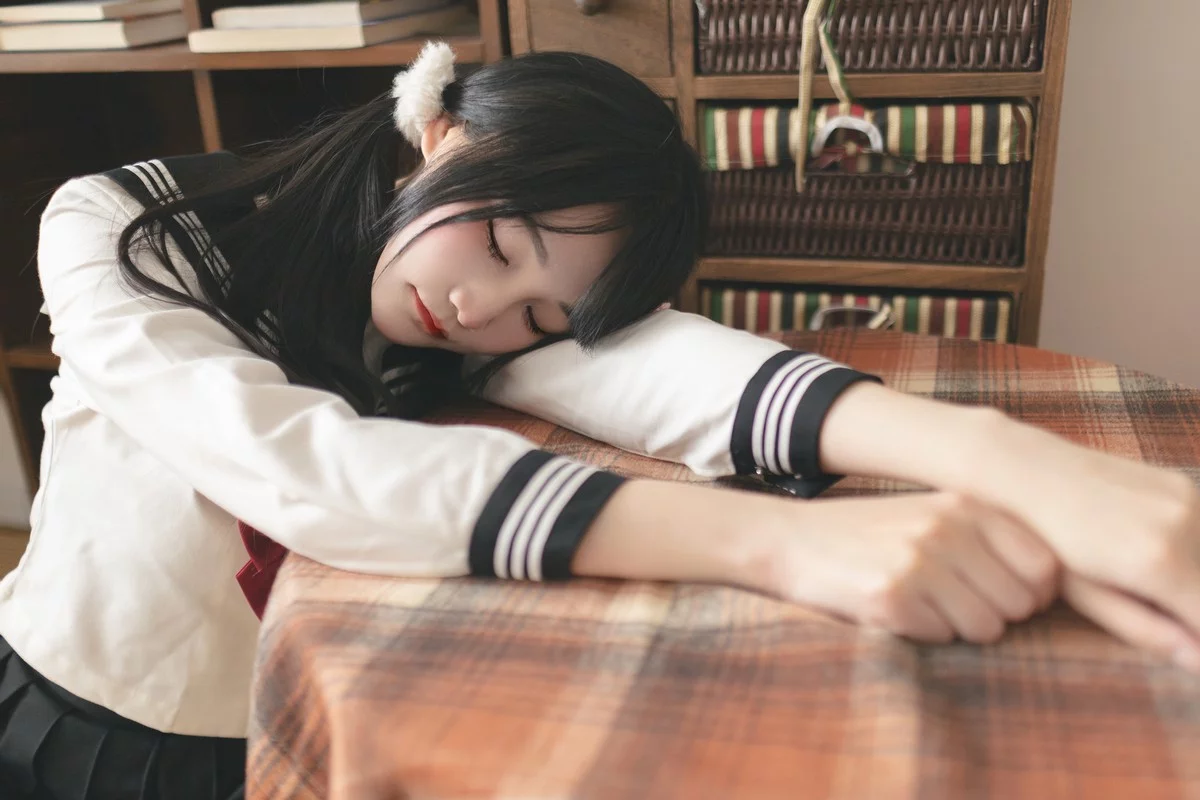 微博妹子嗷呜酱水手服主题双马尾辫妹子性感制服配白丝吊袜秀美腿迷人写真48P
