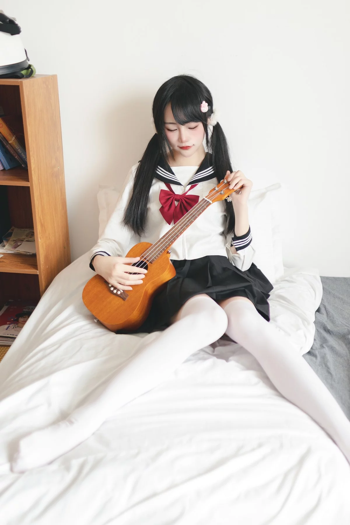 微博妹子嗷呜酱水手服主题双马尾辫妹子性感制服配白丝吊袜秀美腿迷人写真48P