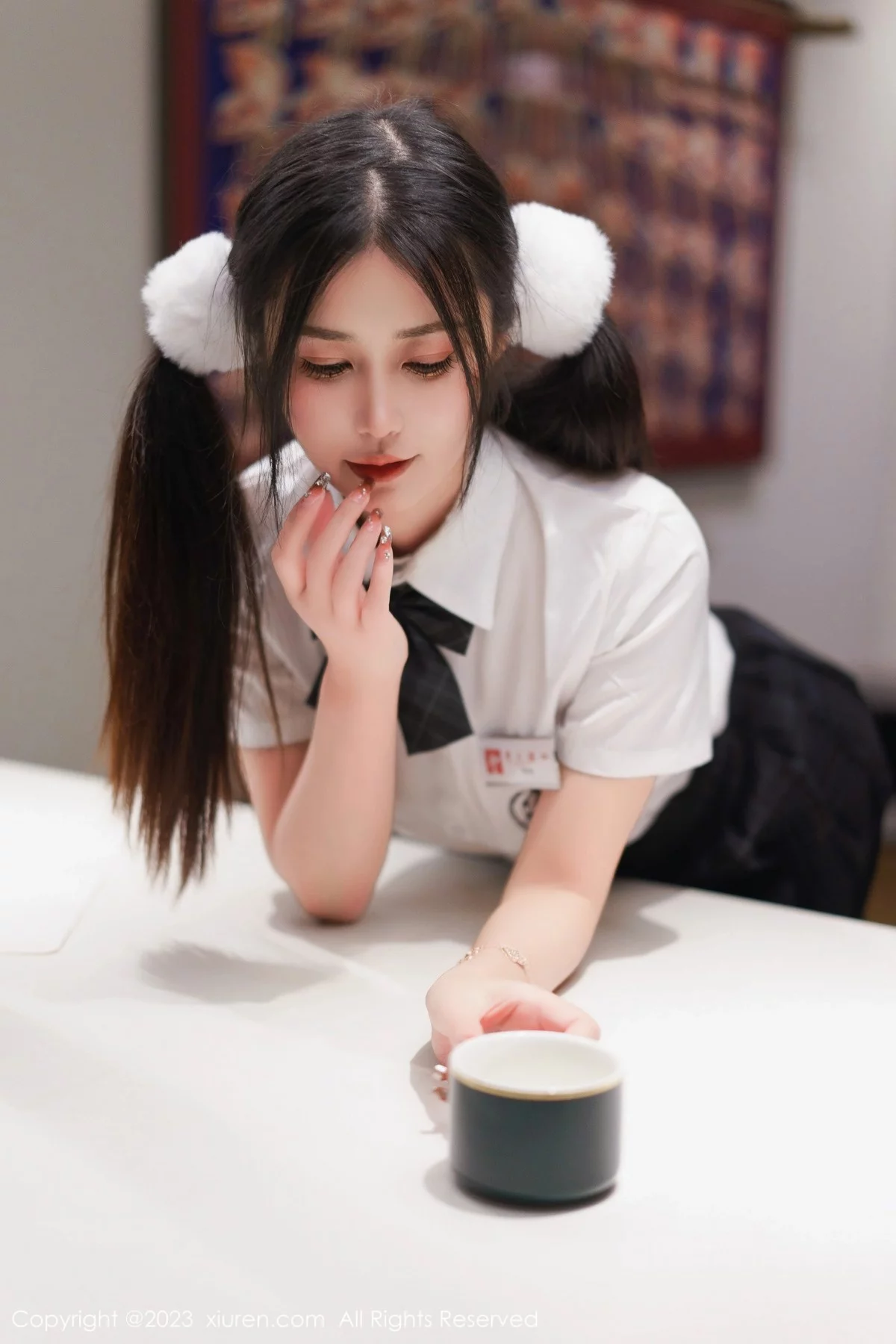 XiuRen第6397期_模特laura阿姣泰国旅拍白色上衣配黑短裙露蕾丝边内衣诱惑写真81P