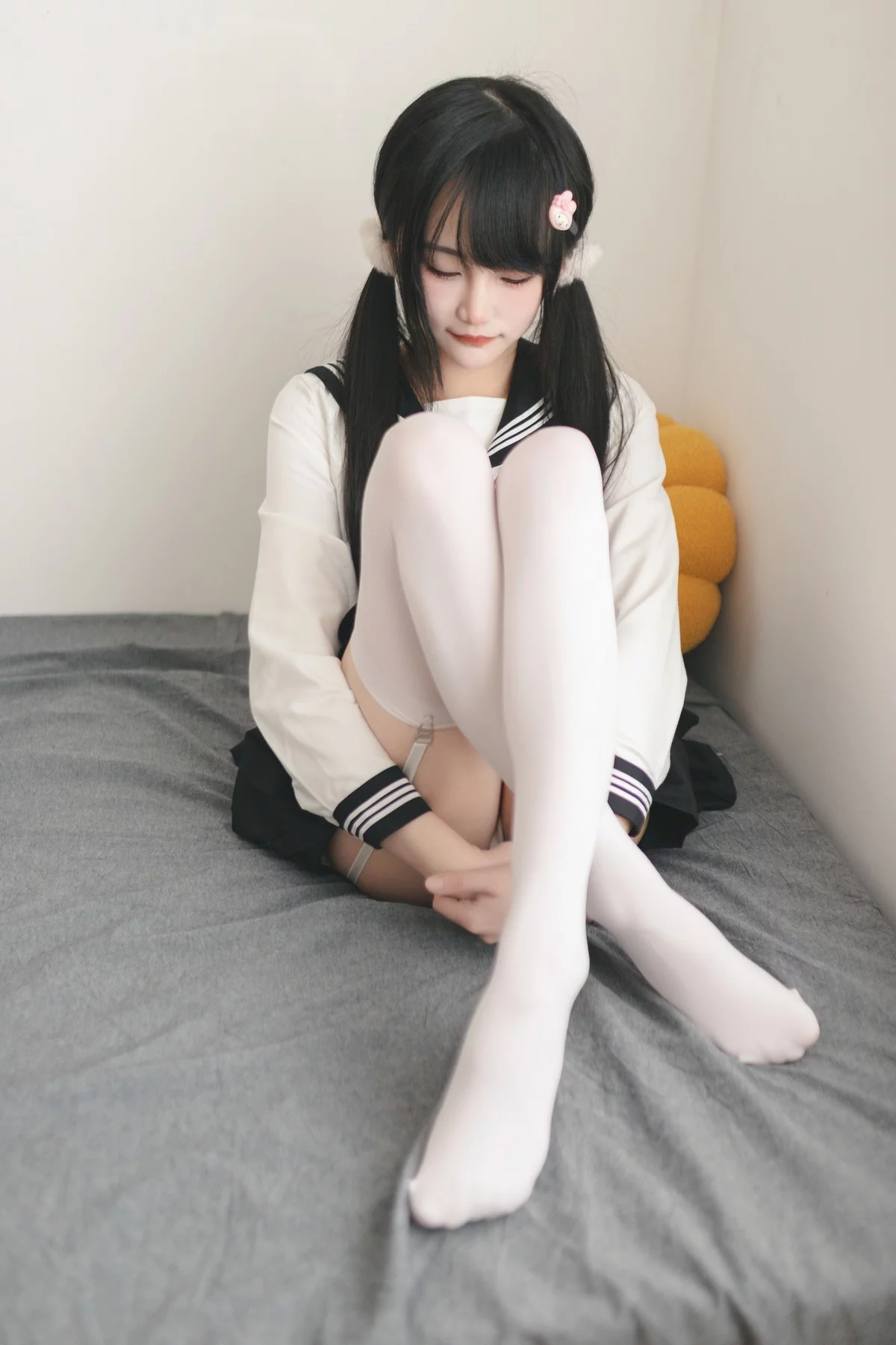 微博妹子嗷呜酱水手服主题双马尾辫妹子性感制服配白丝吊袜秀美腿迷人写真48P