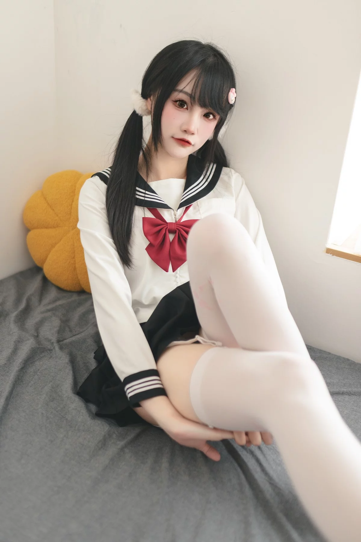 微博妹子嗷呜酱水手服主题双马尾辫妹子性感制服配白丝吊袜秀美腿迷人写真48P