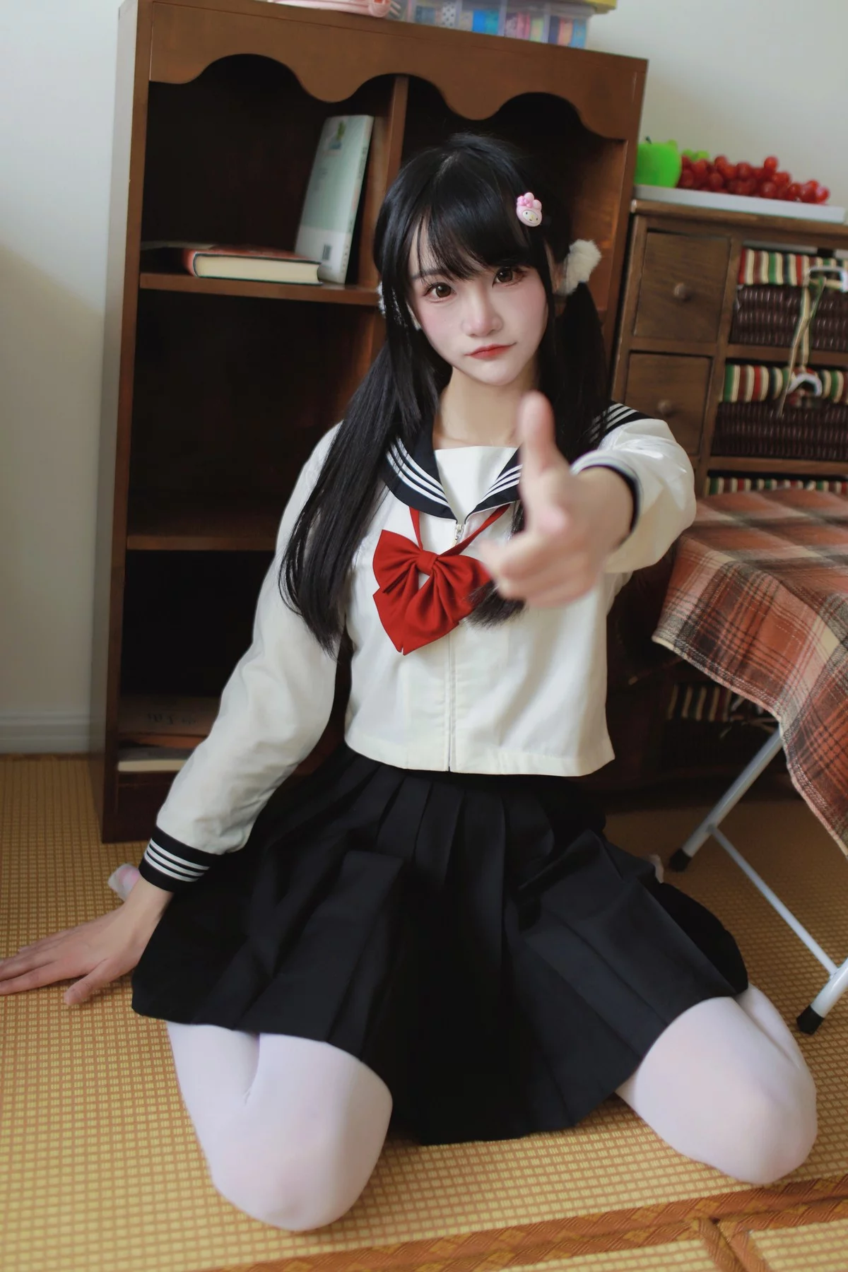 微博妹子嗷呜酱水手服主题双马尾辫妹子性感制服配白丝吊袜秀美腿迷人写真48P