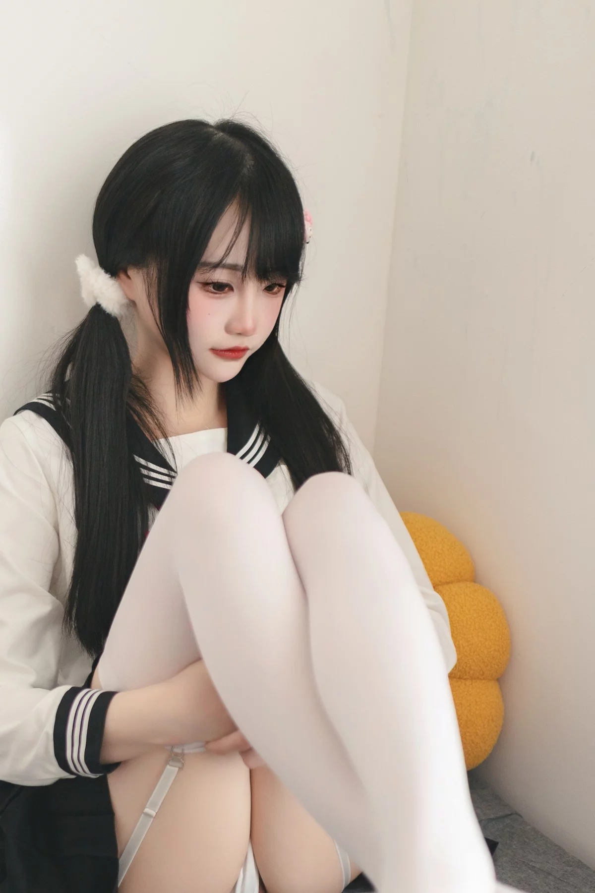 微博妹子嗷呜酱水手服主题双马尾辫妹子性感制服配白丝吊袜秀美腿迷人写真48P