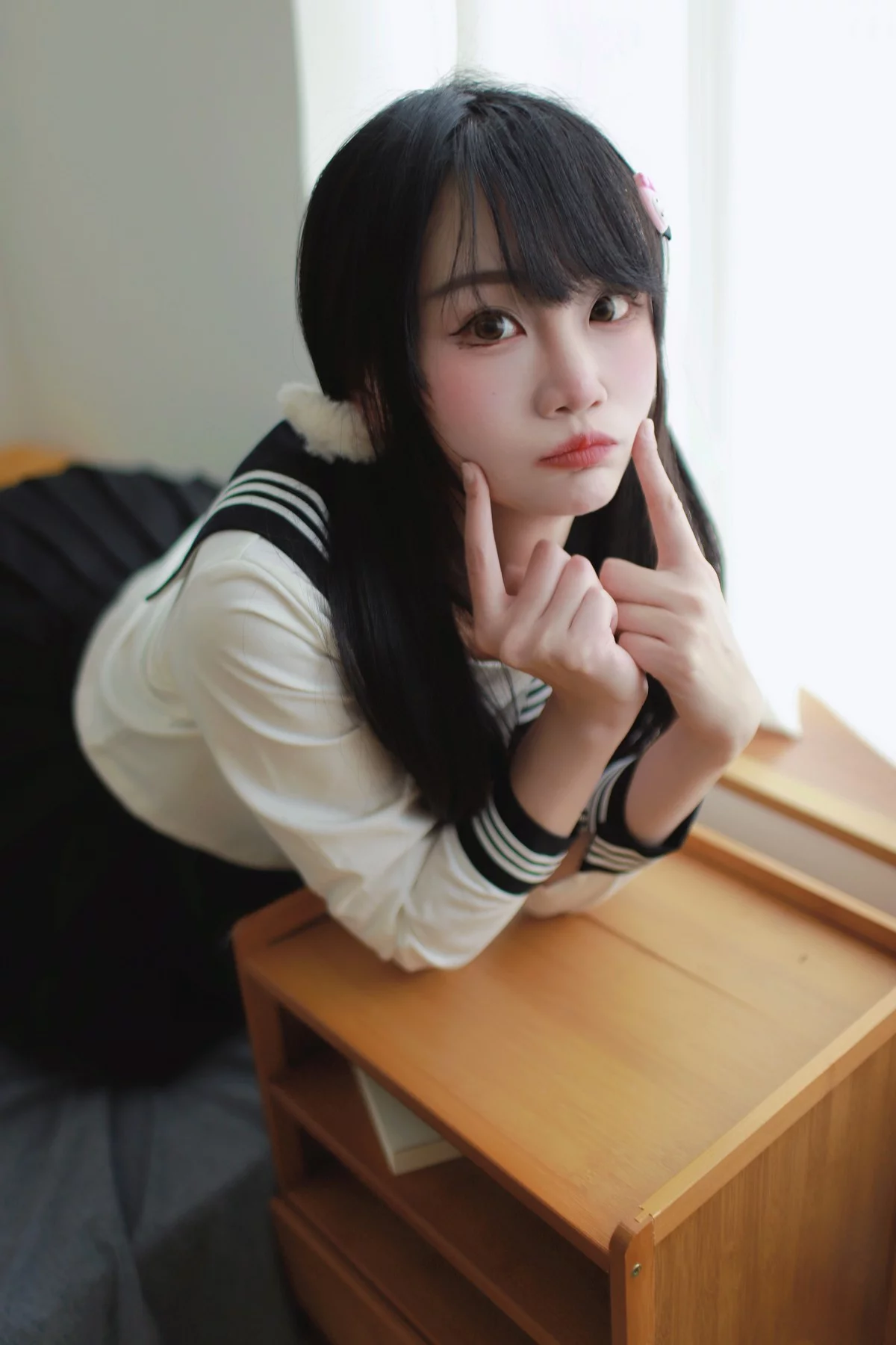 微博妹子嗷呜酱水手服主题双马尾辫妹子性感制服配白丝吊袜秀美腿迷人写真48P