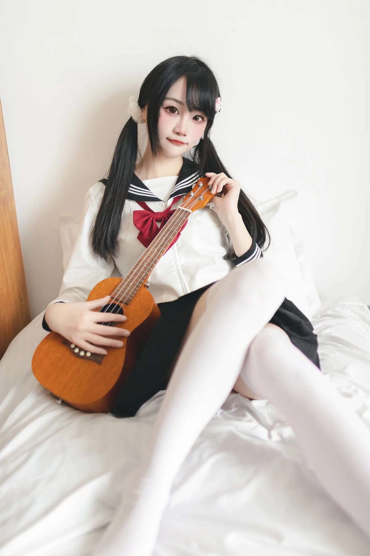 微博妹子嗷呜酱水手服主题双马尾辫妹子性感制服配白丝吊袜秀美腿迷人写真48P