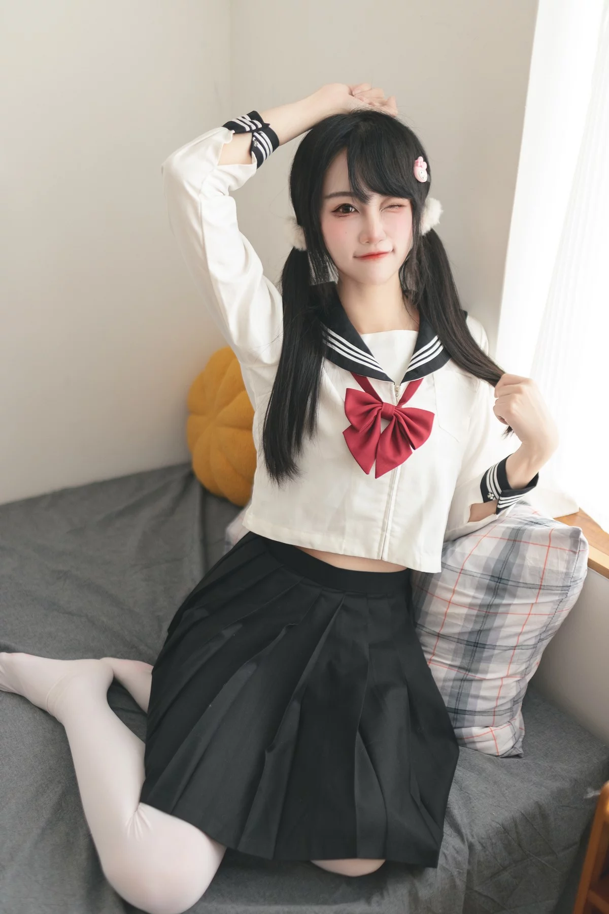微博妹子嗷呜酱水手服主题双马尾辫妹子性感制服配白丝吊袜秀美腿迷人写真48P