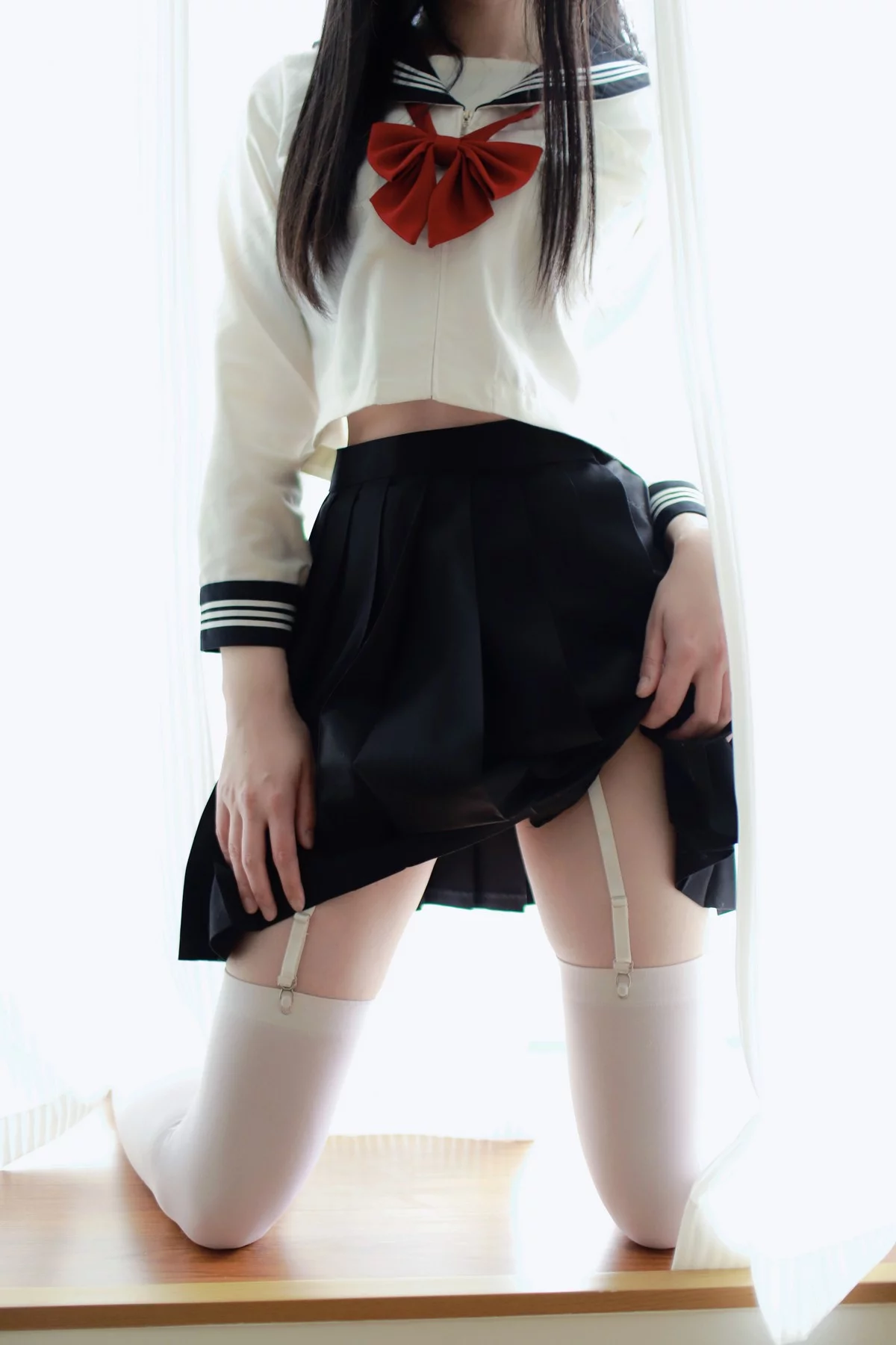 微博妹子嗷呜酱水手服主题双马尾辫妹子性感制服配白丝吊袜秀美腿迷人写真48P