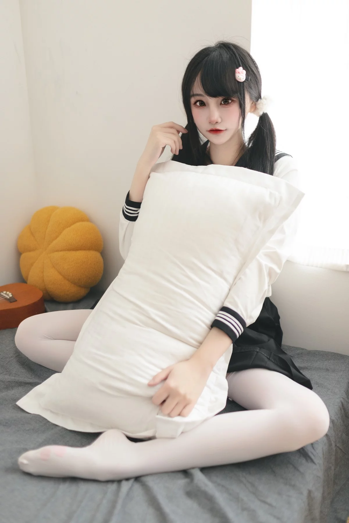 微博妹子嗷呜酱水手服主题双马尾辫妹子性感制服配白丝吊袜秀美腿迷人写真48P