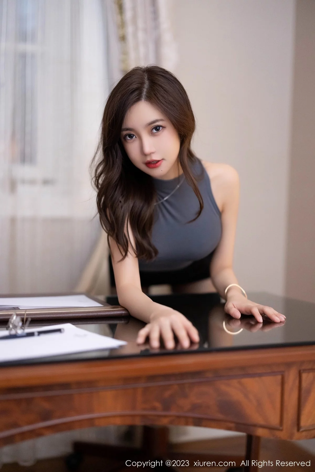 XiuRen第6395期_女神绮里嘉ula深灰色收身上衣配黑短裙露性感灰色内衣诱惑写真79P