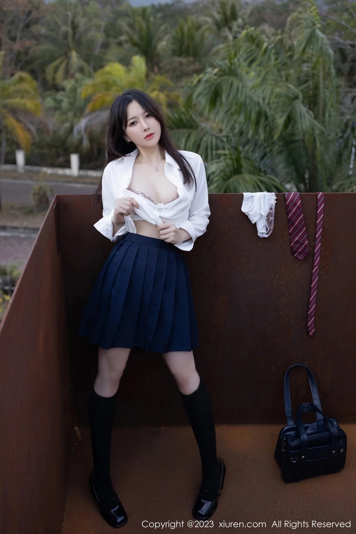 XiuRen第6400期_模特鱼子酱Fish性感学妹装扮白T配深蓝短裙秀曼妙身姿诱惑写真82P