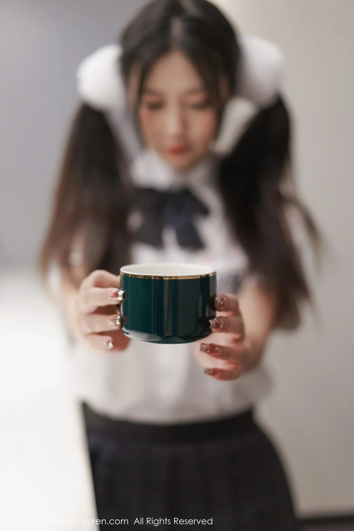 XiuRen第6397期_模特laura阿姣泰国旅拍白色上衣配黑短裙露蕾丝边内衣诱惑写真81P