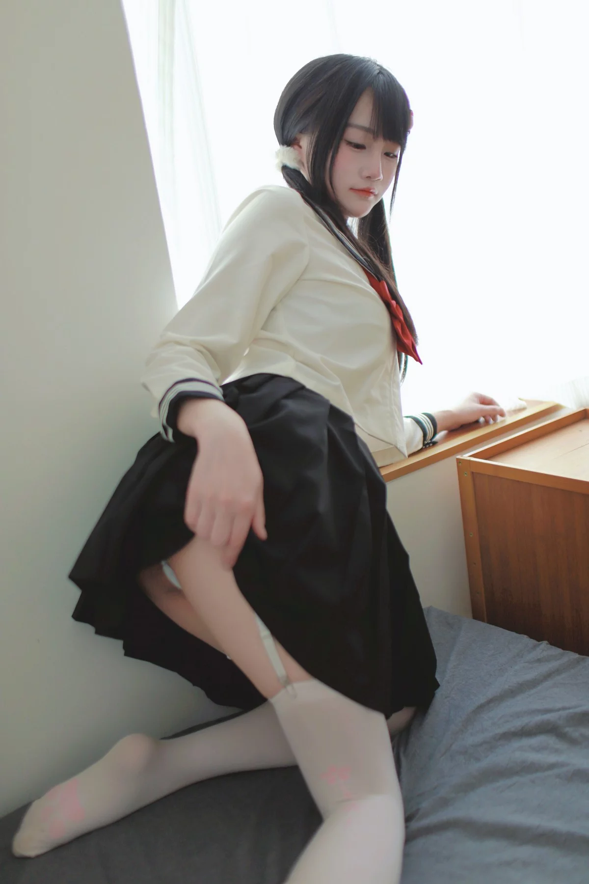 微博妹子嗷呜酱水手服主题双马尾辫妹子性感制服配白丝吊袜秀美腿迷人写真48P