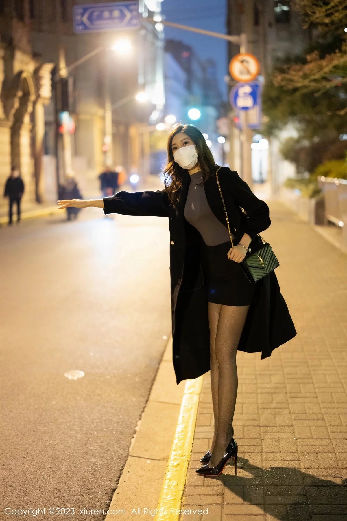 XiuRen第6395期_女神绮里嘉ula深灰色收身上衣配黑短裙露性感灰色内衣诱惑写真79P