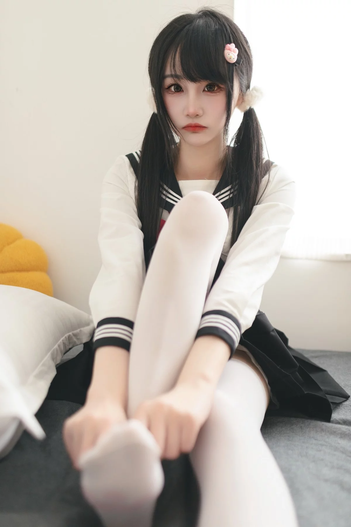 微博妹子嗷呜酱水手服主题双马尾辫妹子性感制服配白丝吊袜秀美腿迷人写真48P