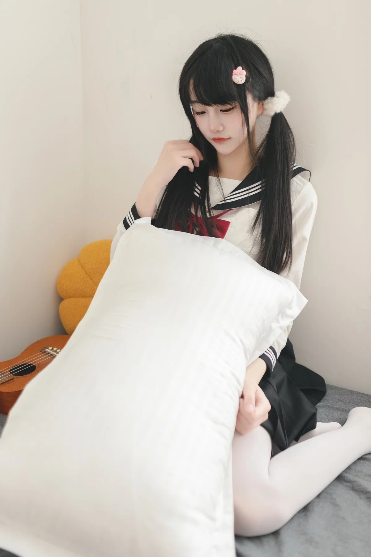 微博妹子嗷呜酱水手服主题双马尾辫妹子性感制服配白丝吊袜秀美腿迷人写真48P