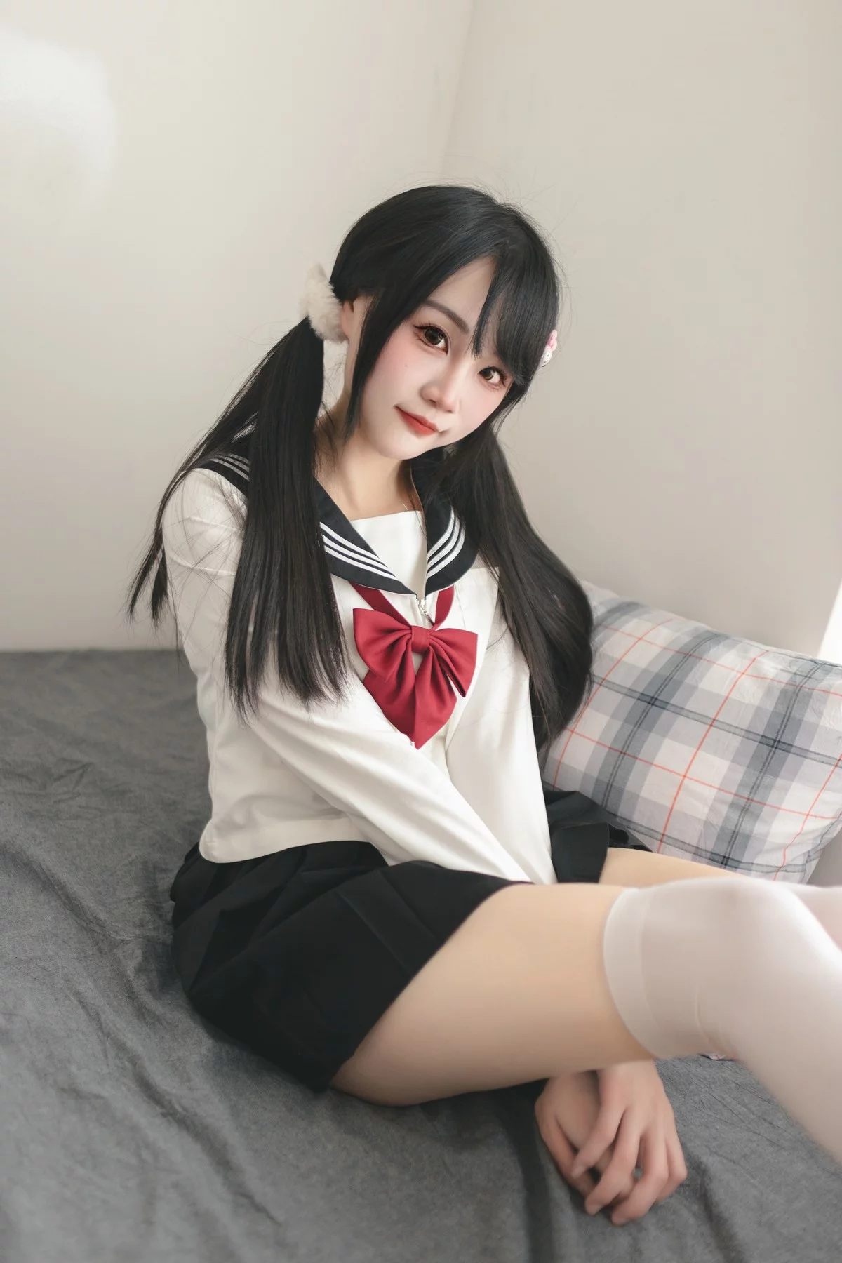 微博妹子嗷呜酱水手服主题双马尾辫妹子性感制服配白丝吊袜秀美腿迷人写真48P