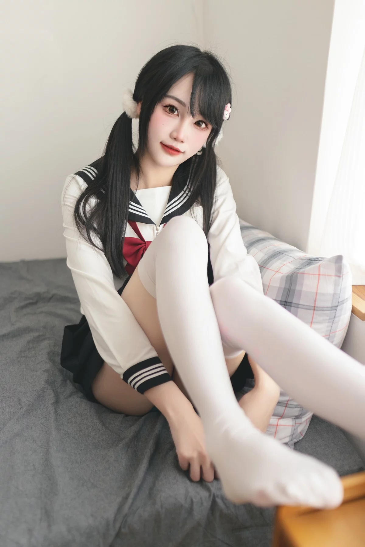微博妹子嗷呜酱水手服主题双马尾辫妹子性感制服配白丝吊袜秀美腿迷人写真48P