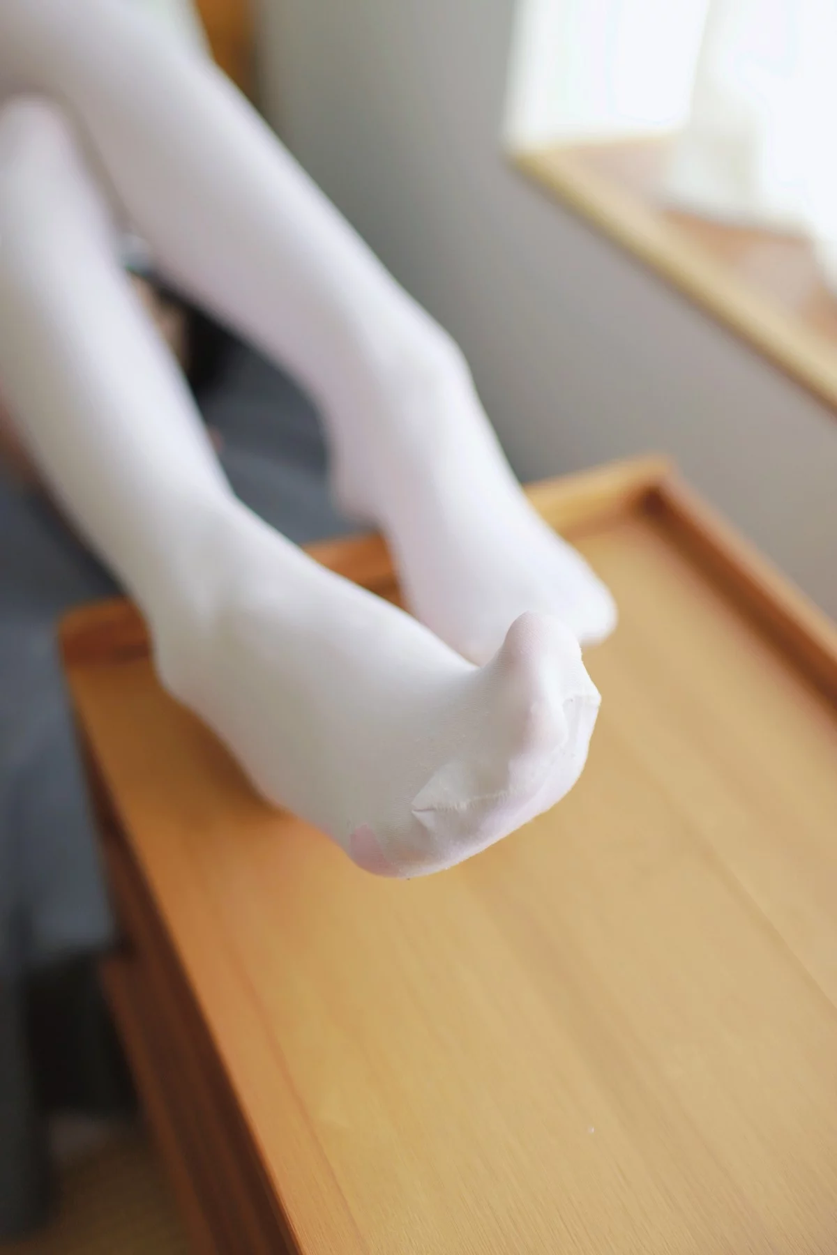 微博妹子嗷呜酱水手服主题双马尾辫妹子性感制服配白丝吊袜秀美腿迷人写真48P