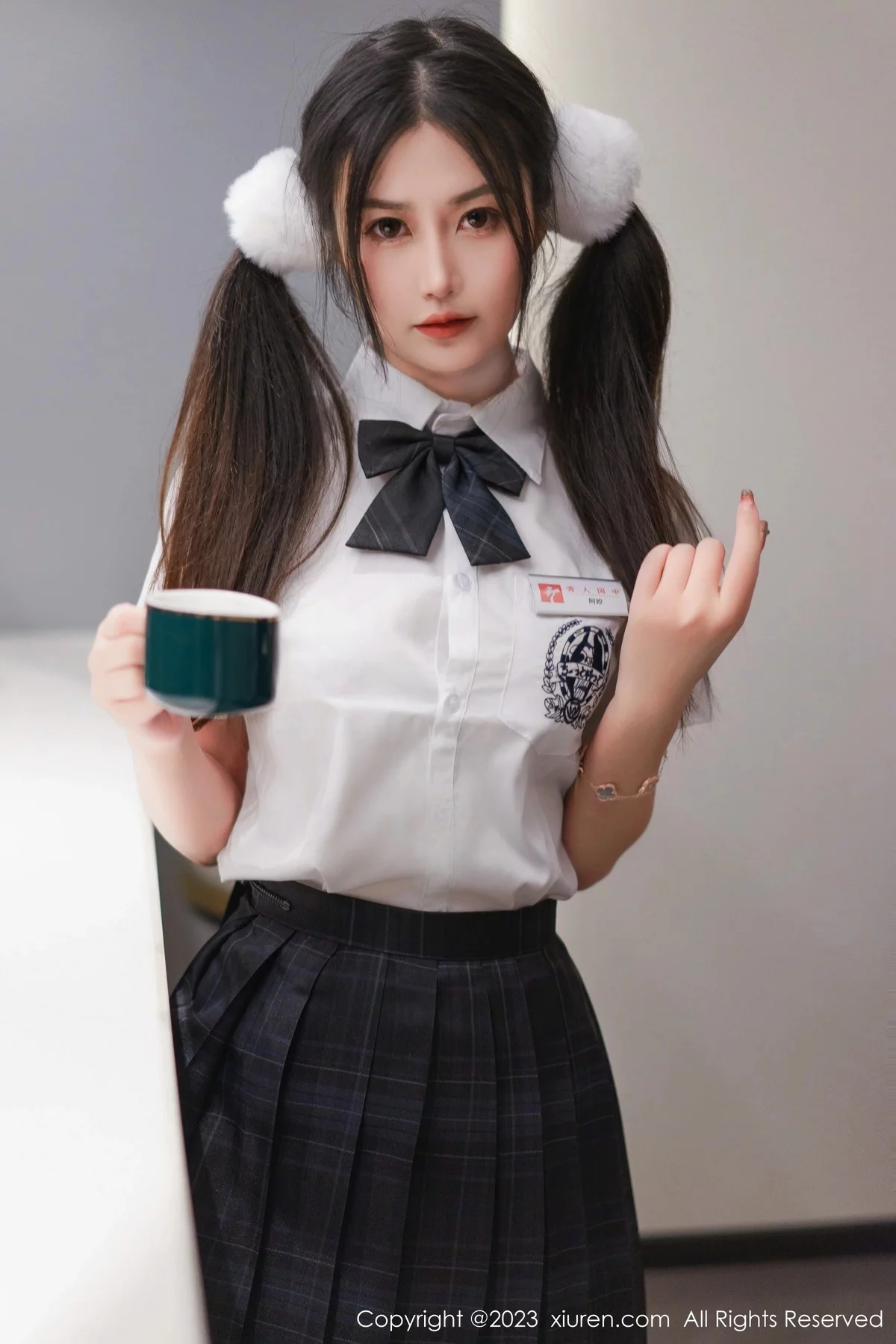XiuRen第6397期_模特laura阿姣泰国旅拍白色上衣配黑短裙露蕾丝边内衣诱惑写真81P