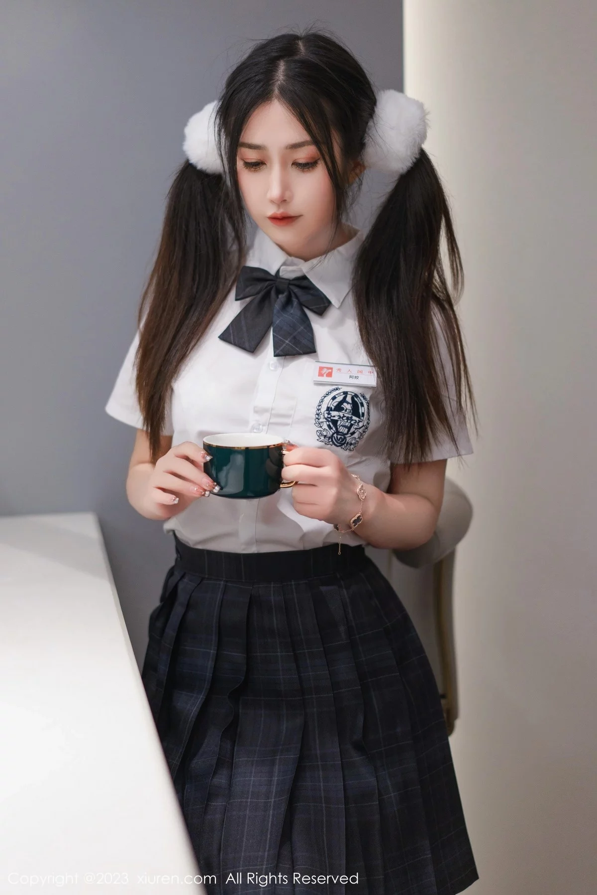 XiuRen第6397期_模特laura阿姣泰国旅拍白色上衣配黑短裙露蕾丝边内衣诱惑写真81P
